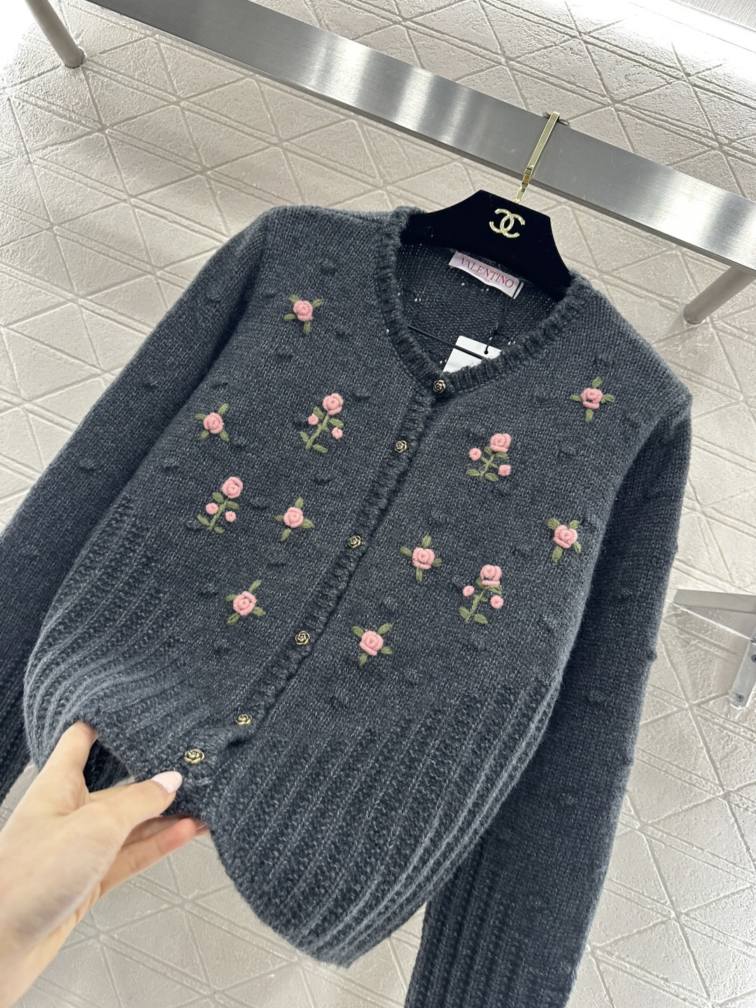 ♥Valentin*♥2026新品上架 碎花刺绣圆领针织开衫定制YB羊毛针织材质，质感高级，舒适柔软，圆