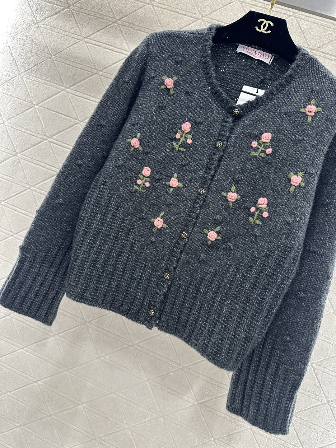 ♥Valentin*♥2026新品上架 碎花刺绣圆领针织开衫定制YB羊毛针织材质，质感高级，舒适柔软，圆