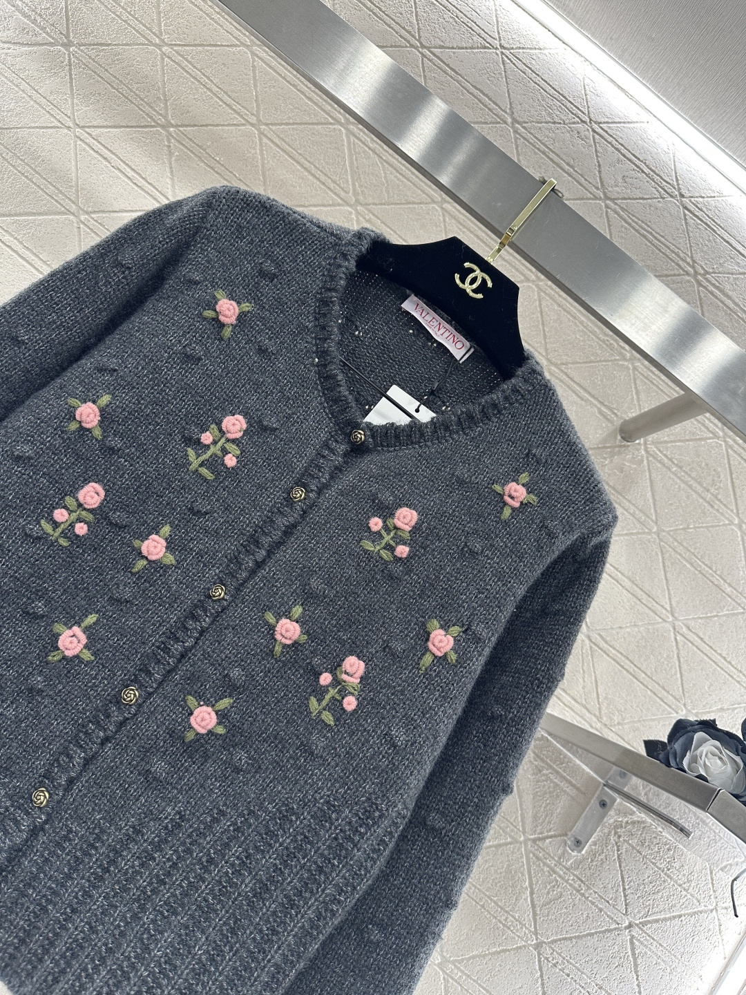 ♥Valentin*♥2026新品上架 碎花刺绣圆领针织开衫定制YB羊毛针织材质，质感高级，舒适柔软，圆