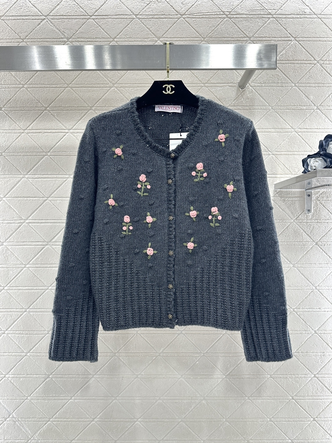 ♥Valentin*♥2026新品上架 碎花刺绣圆领针织开衫定制YB羊毛针织材质，质感高级，舒适柔软，圆