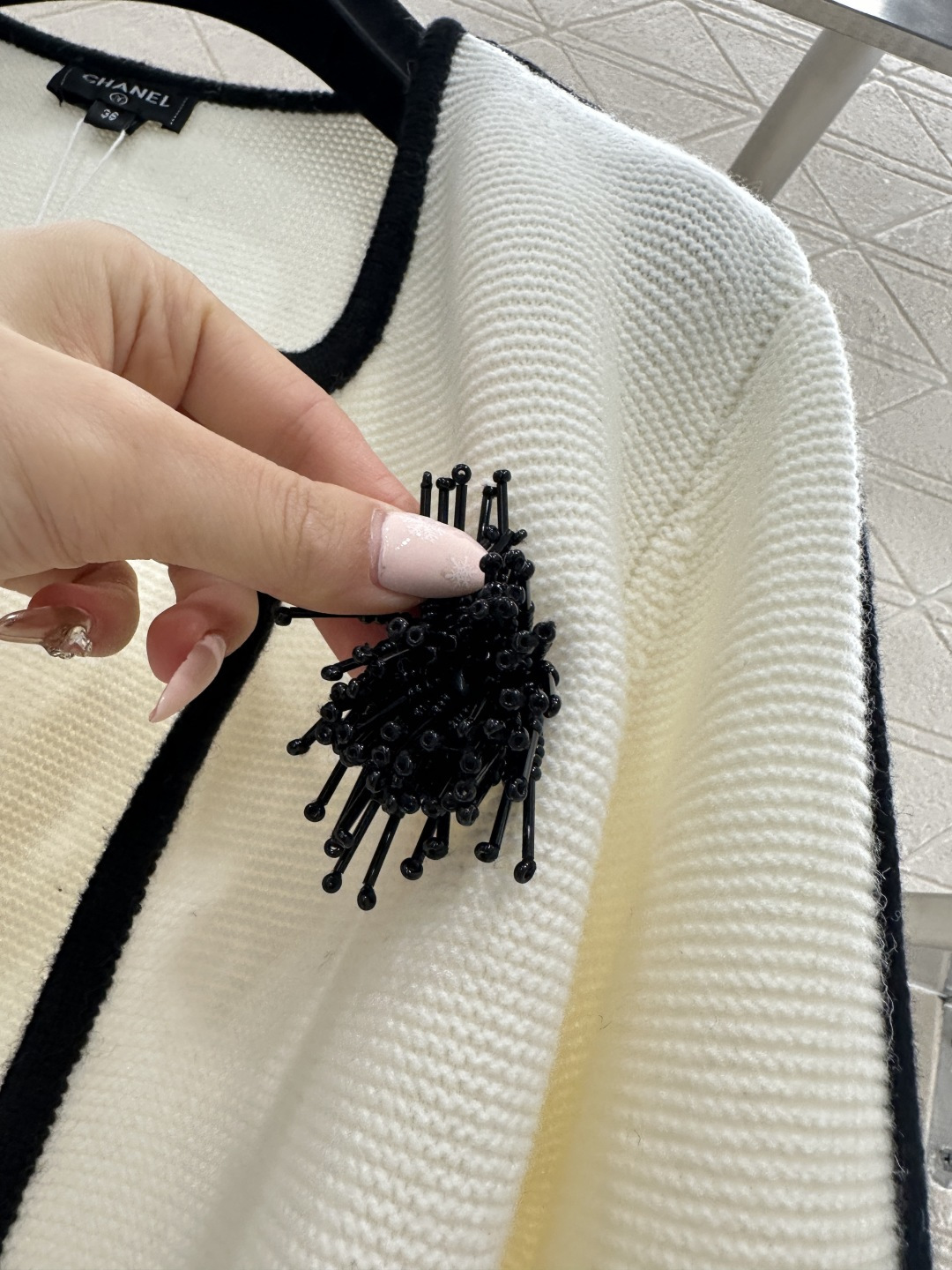 ♥Chane*♥2026新品上架 撞色胸针开衫定制YB羊毛纱线织造，质感细腻，穿搭舒适感，对襟无扣开衫剪