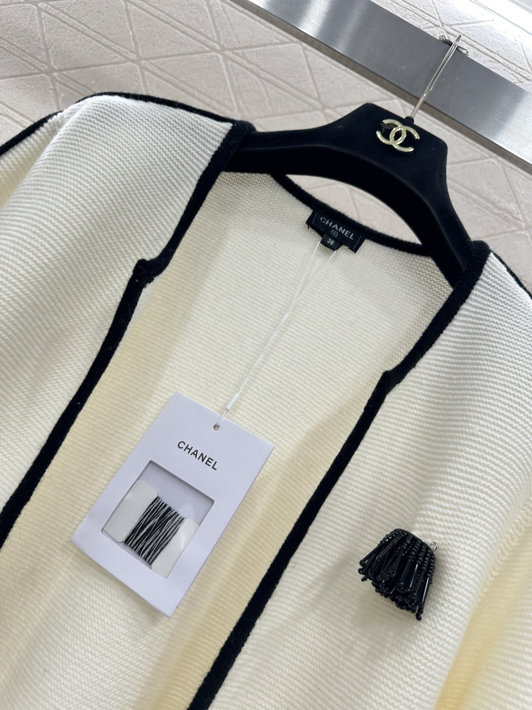 ♥Chane*♥2026新品上架 撞色胸针开衫定制YB羊毛纱线织造，质感细腻，穿搭舒适感，对襟无扣开衫剪