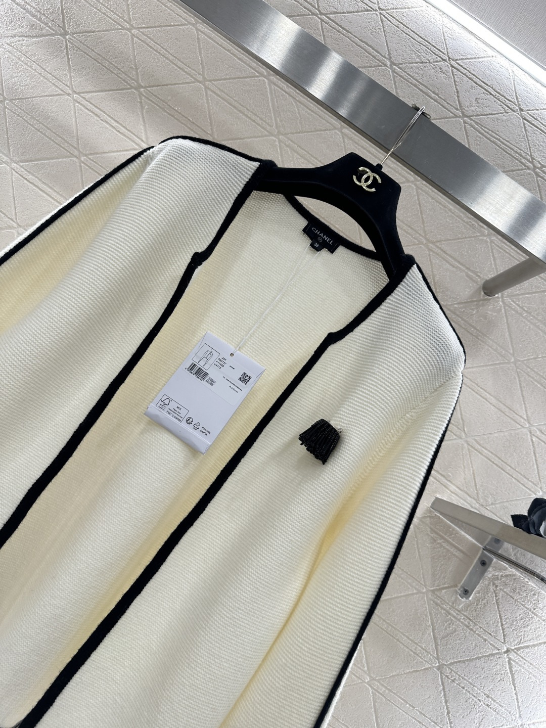 ♥Chane*♥2026新品上架 撞色胸针开衫定制YB羊毛纱线织造，质感细腻，穿搭舒适感，对襟无扣开衫剪