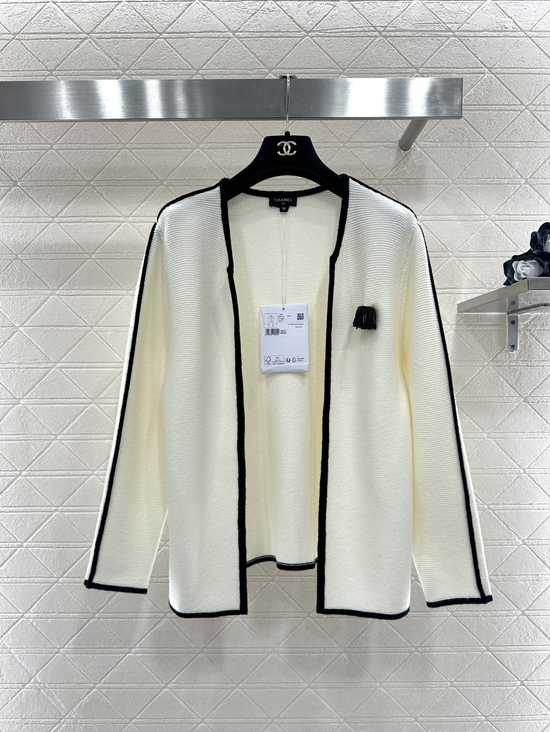 ♥Chane*♥2026新品上架 撞色胸针开衫定制YB羊毛纱线织造，质感细腻，穿搭舒适感，对襟无扣开衫剪