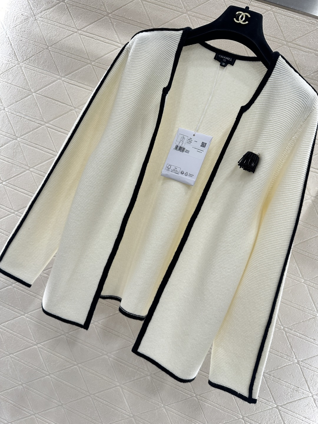 ♥Chane*♥2026新品上架 撞色胸针开衫定制YB羊毛纱线织造，质感细腻，穿搭舒适感，对襟无扣开衫剪