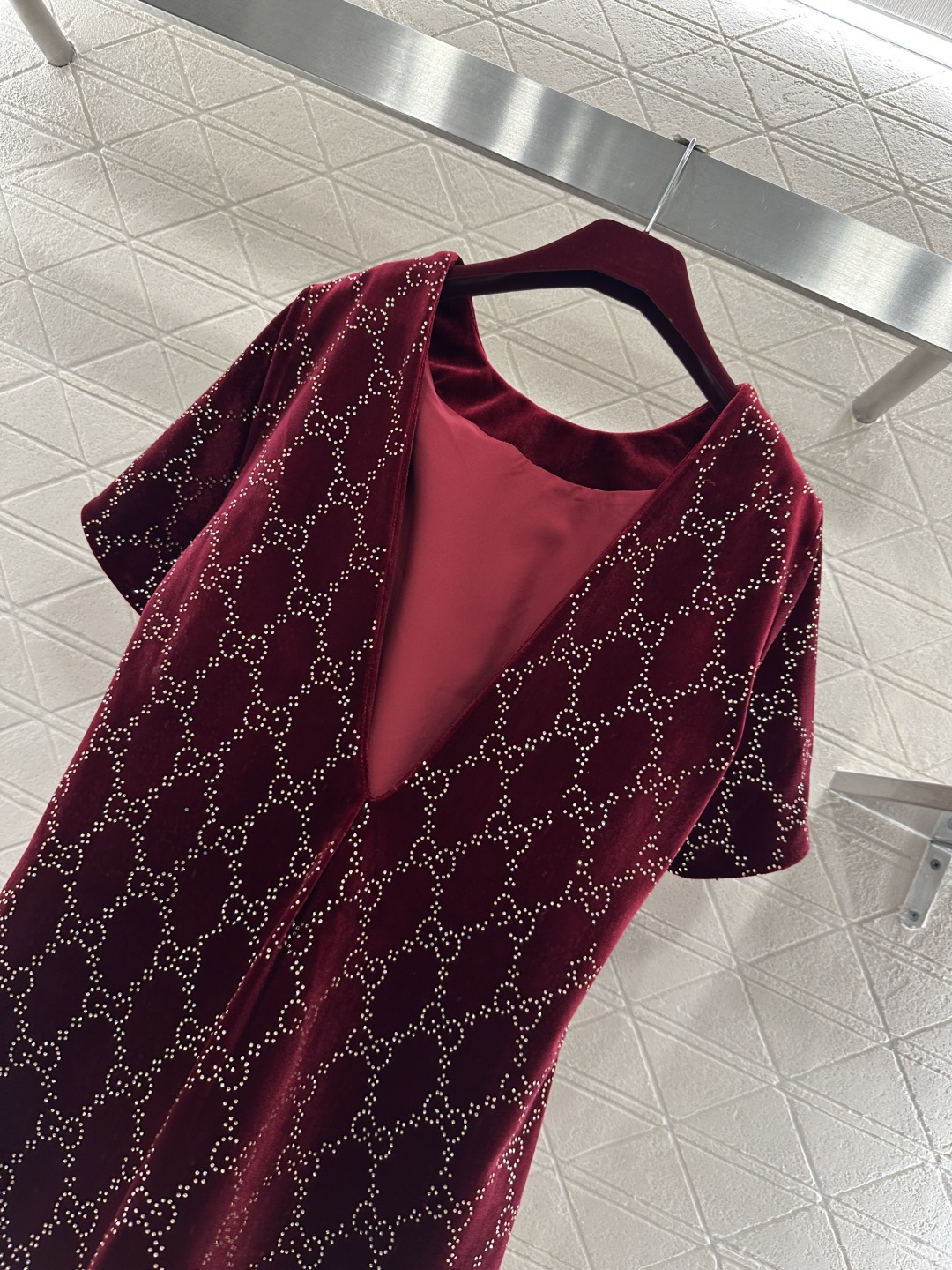 ♥Gucc*♥2026新品上架 真丝绒烫钻短袖连衣裙定制YB进口真丝绒材质，成衣光泽，质感品相绝佳，圆领