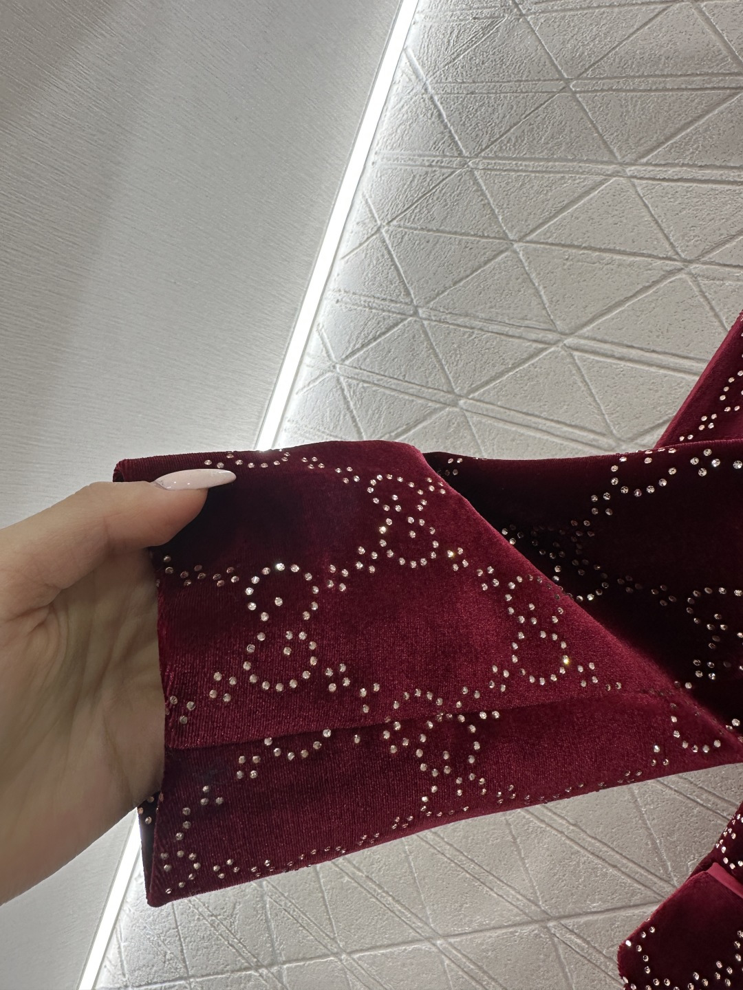 ♥Gucc*♥2026新品上架 真丝绒烫钻西装长裤套装定制YB进口真丝绒材质，成衣光泽，质感品相绝佳，翻