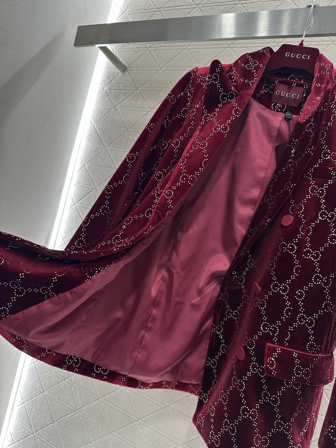 ♥Gucc*♥2026新品上架 真丝绒烫钻西装长裤套装定制YB进口真丝绒材质，成衣光泽，质感品相绝佳，翻