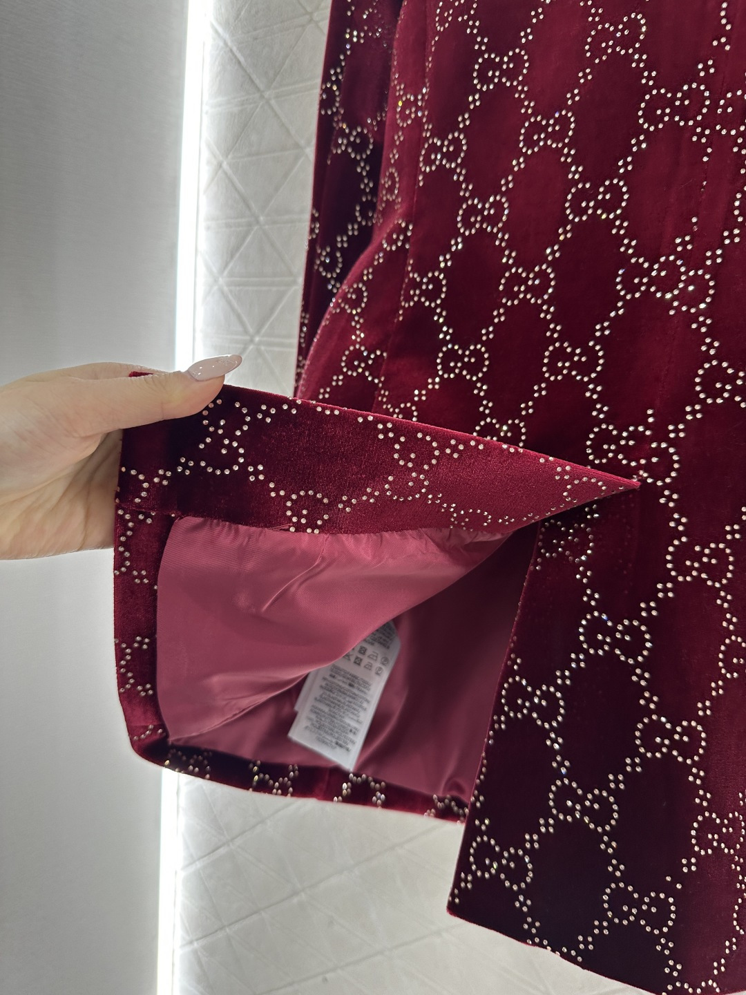 ♥Gucc*♥2026新品上架 真丝绒烫钻西装长裤套装定制YB进口真丝绒材质，成衣光泽，质感品相绝佳，翻