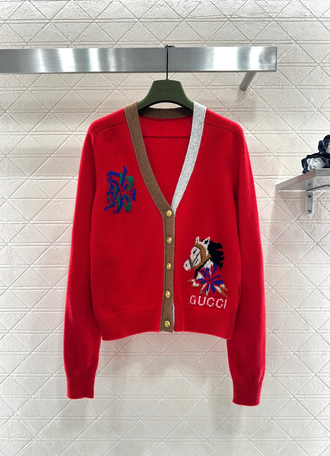 ♥Gucc*♥2026新品上架 贺岁针织开衫新年贺岁系列#定制YB羊毛纱线材质，质感细腻，舒适保暖，V领