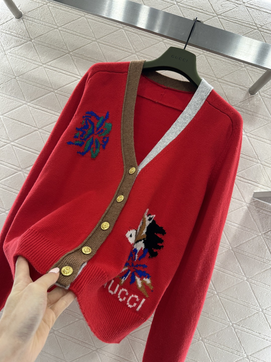 ♥Gucc*♥2026新品上架 贺岁针织开衫新年贺岁系列#定制YB羊毛纱线材质，质感细腻，舒适保暖，V领