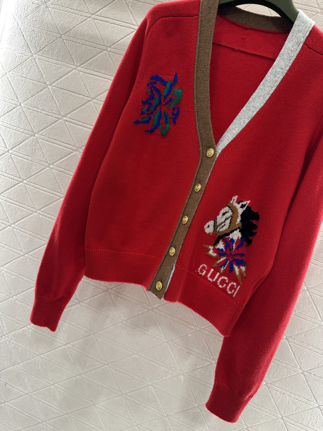 ♥Gucc*♥2026新品上架 贺岁针织开衫新年贺岁系列#定制YB羊毛纱线材质，质感细腻，舒适保暖，V领