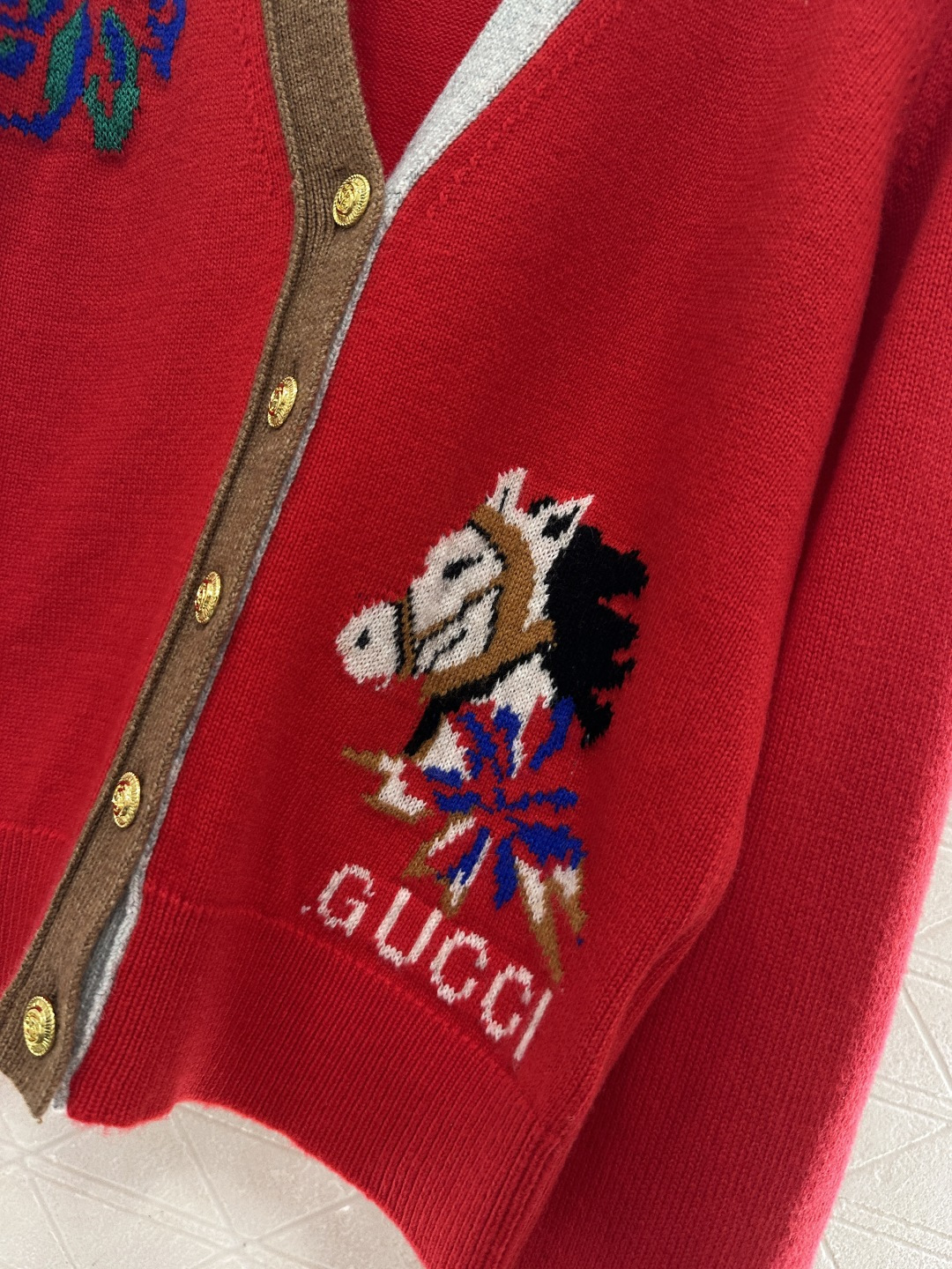 ♥Gucc*♥2026新品上架 贺岁针织开衫新年贺岁系列#定制YB羊毛纱线材质，质感细腻，舒适保暖，V领