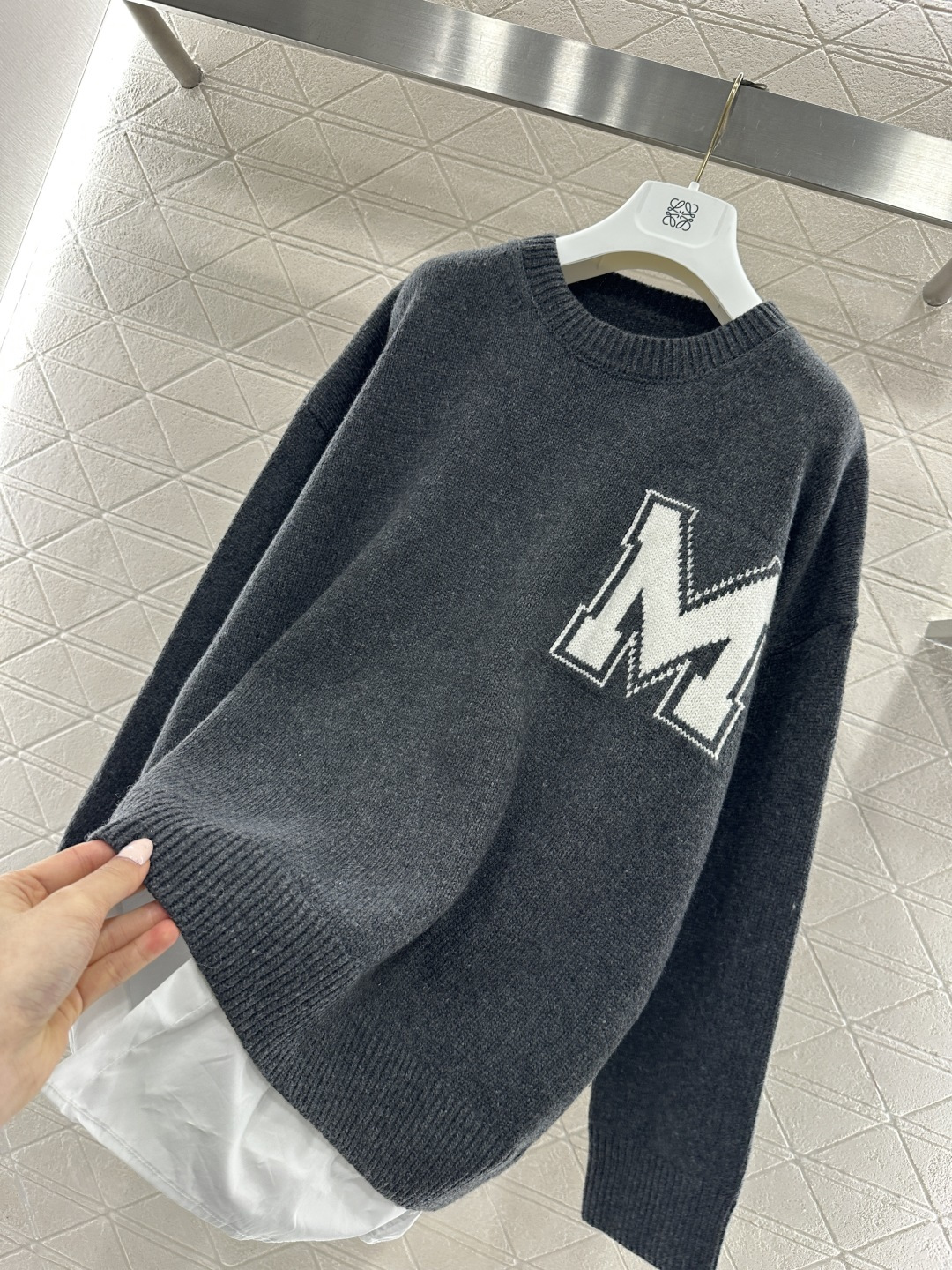 ♥MM6*♥2026新品上架 衬衫拼接针织套头毛衣定制YB羊毛纱线织造，毛量明显软糯柔软，穿搭舒适保暖，