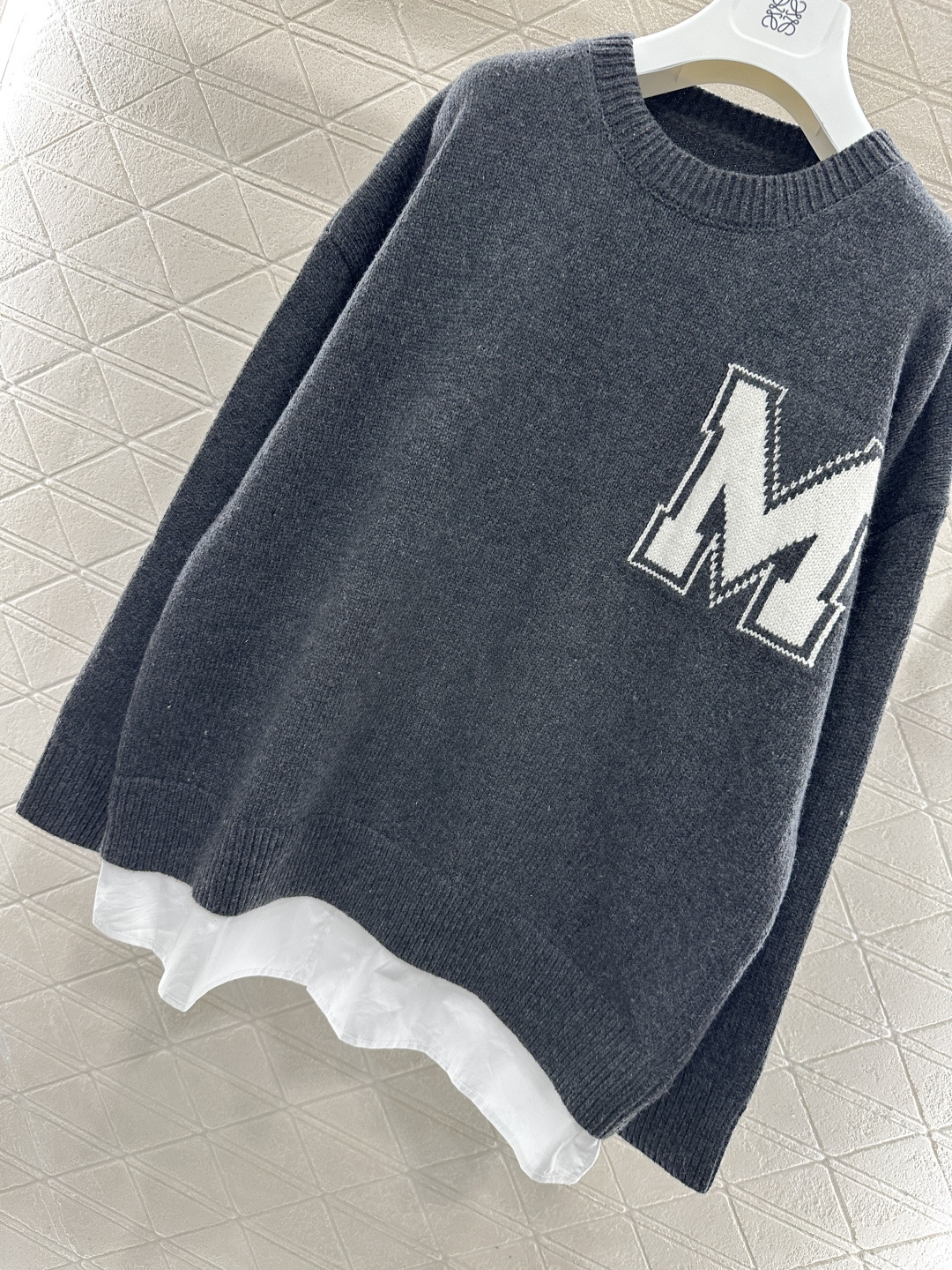 ♥MM6*♥2026新品上架 衬衫拼接针织套头毛衣定制YB羊毛纱线织造，毛量明显软糯柔软，穿搭舒适保暖，