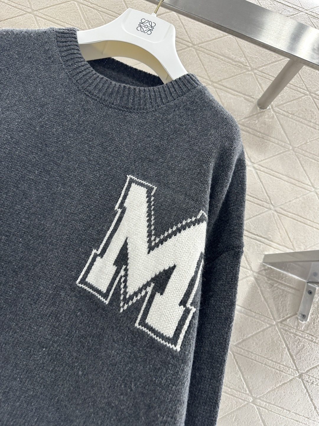 ♥MM6*♥2026新品上架 衬衫拼接针织套头毛衣定制YB羊毛纱线织造，毛量明显软糯柔软，穿搭舒适保暖，