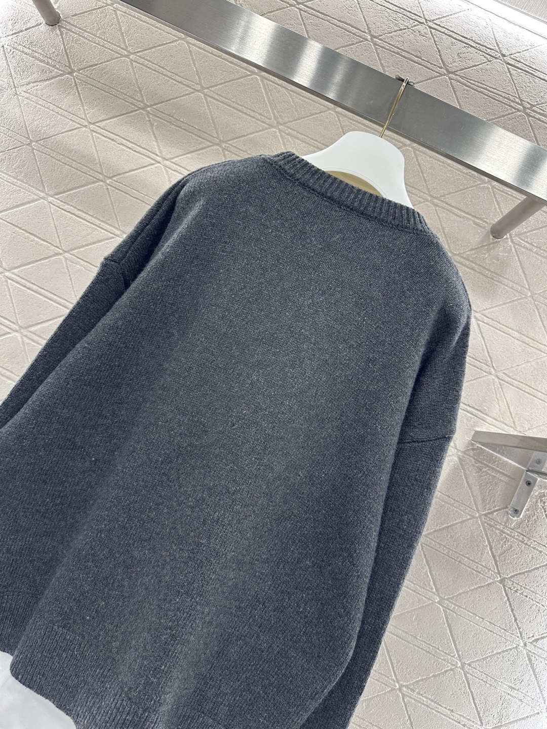 ♥MM6*♥2026新品上架 衬衫拼接针织套头毛衣定制YB羊毛纱线织造，毛量明显软糯柔软，穿搭舒适保暖，