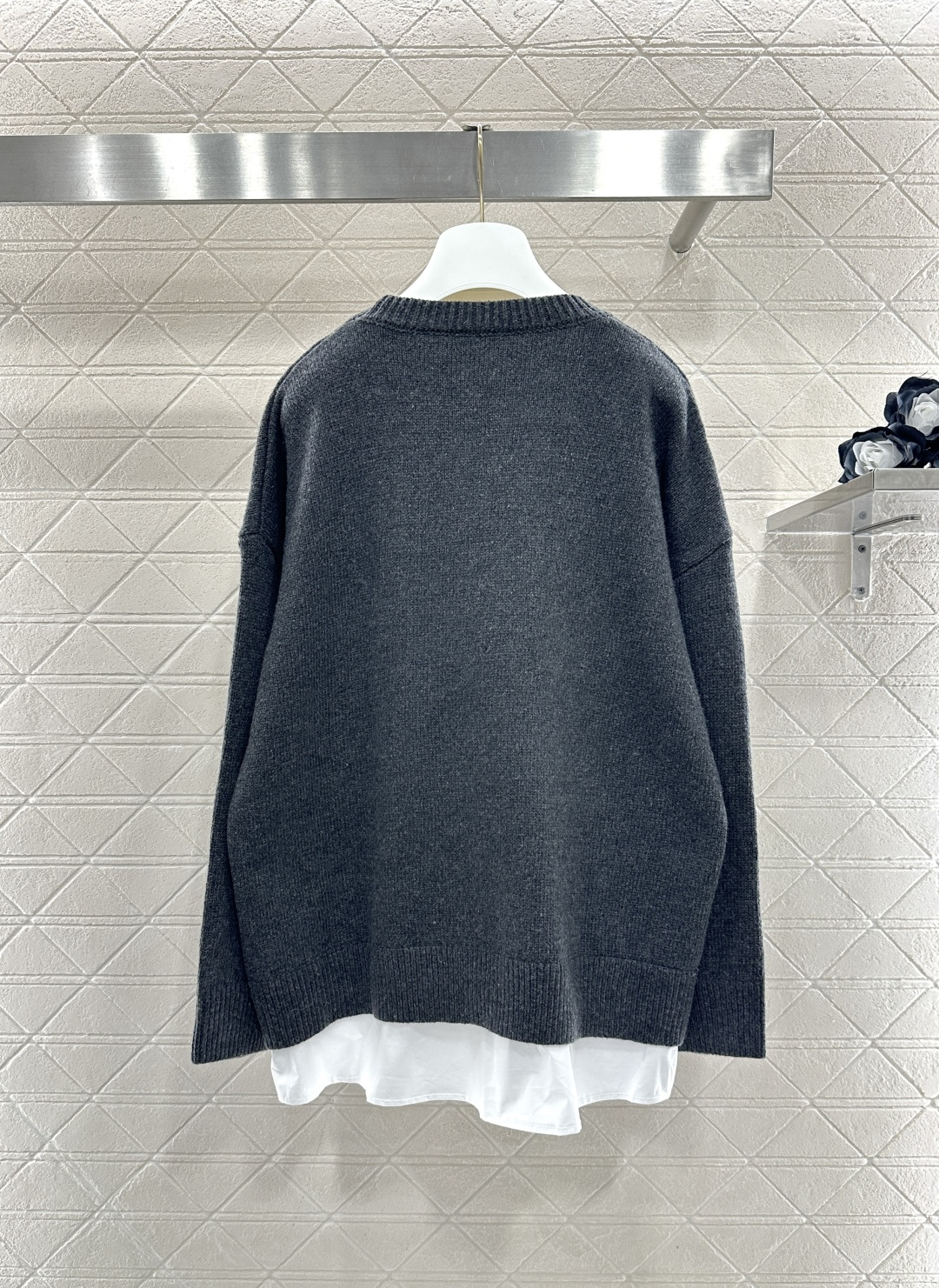 ♥MM6*♥2026新品上架 衬衫拼接针织套头毛衣定制YB羊毛纱线织造，毛量明显软糯柔软，穿搭舒适保暖，