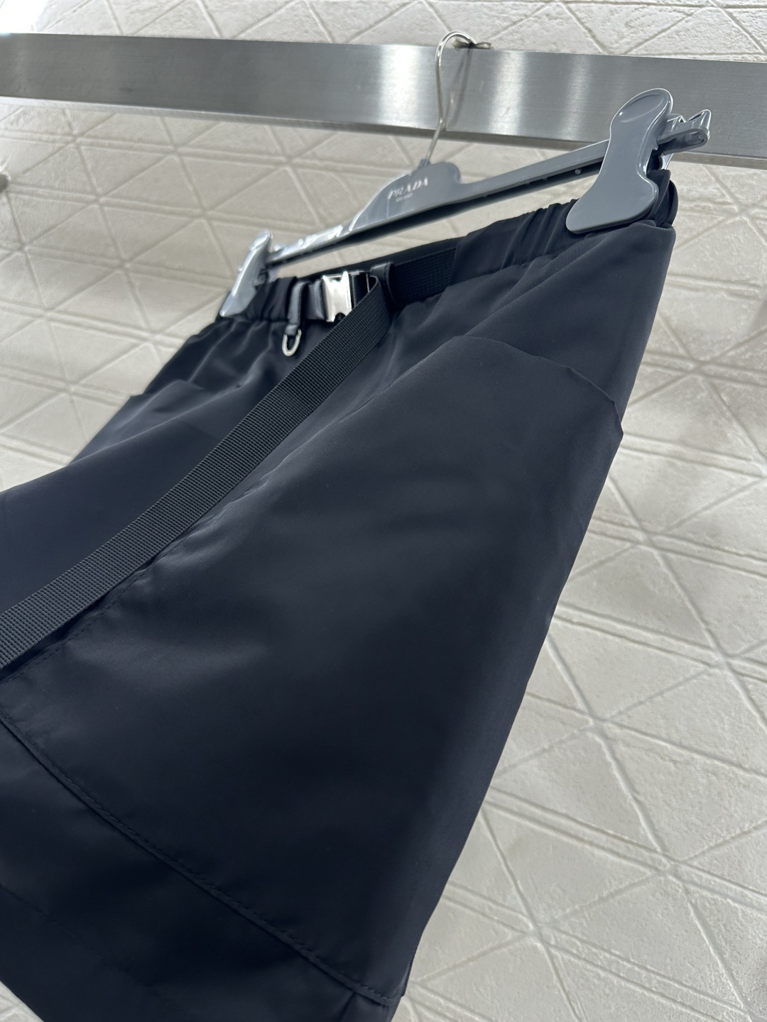 ♥Prad*♥2026新品上架 腰带口袋工装半裙定制YB进口环保♻️再生尼龙材质，面料光泽，穿搭舒适有型