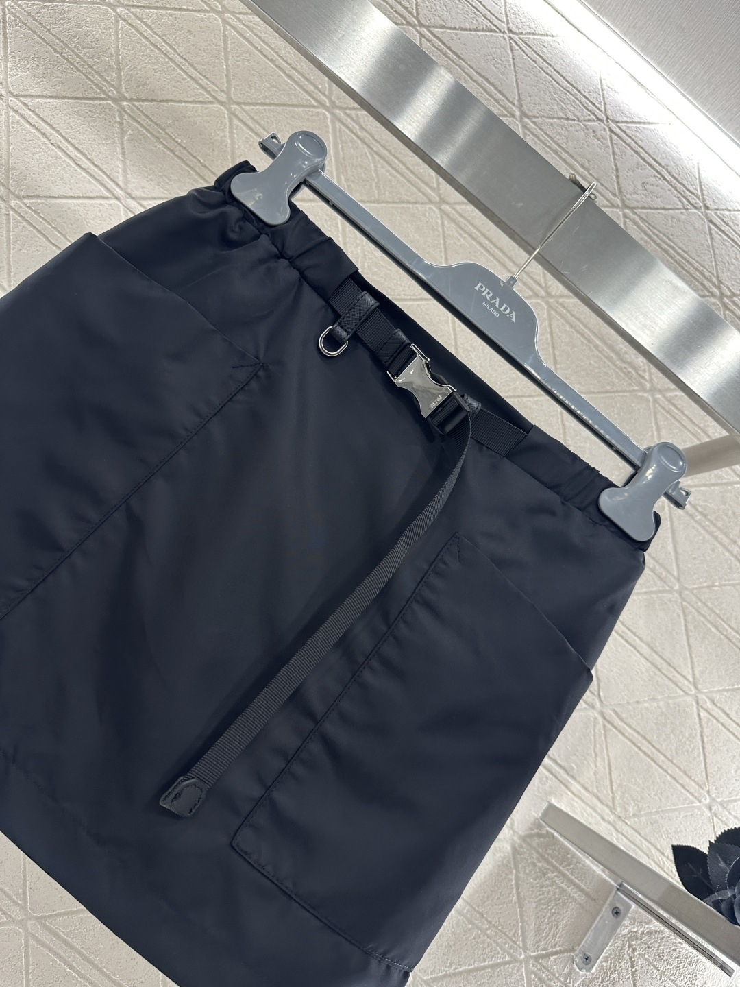 ♥Prad*♥2026新品上架 腰带口袋工装半裙定制YB进口环保♻️再生尼龙材质，面料光泽，穿搭舒适有型