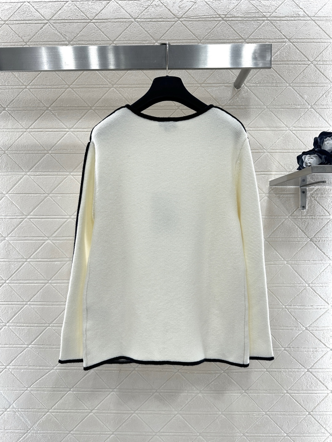 ♥Chane*♥2026新品上架 撞色胸针开衫定制YB羊毛纱线织造，质感细腻，穿搭舒适感，对襟无扣开衫剪