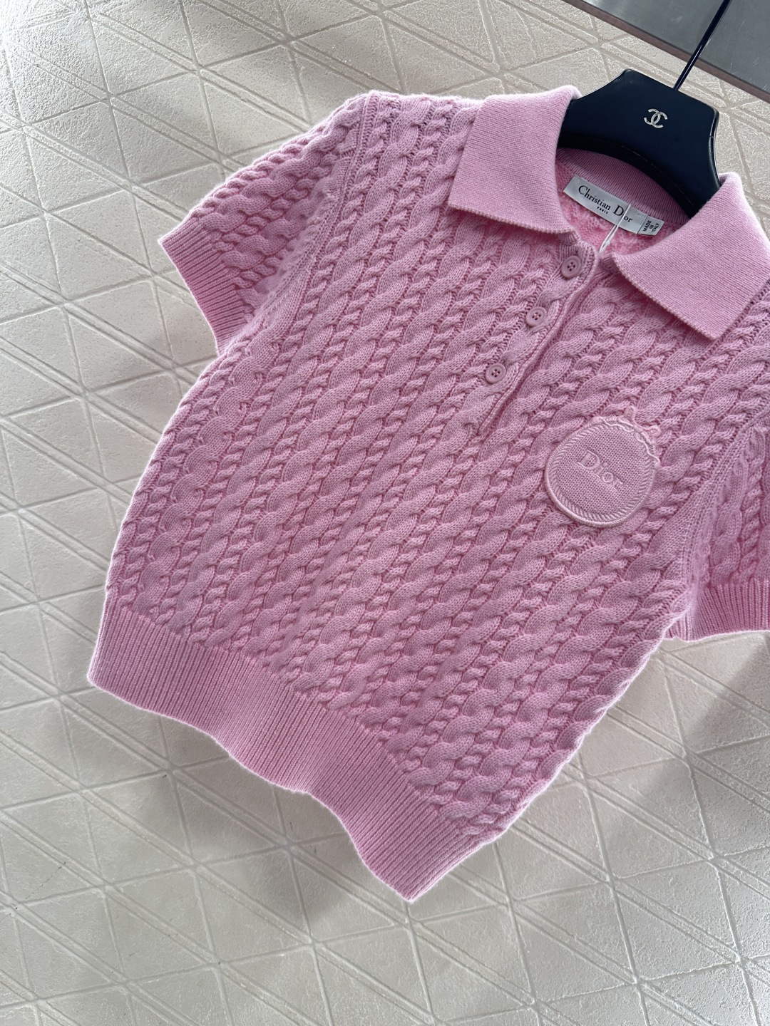 ♥Dio*♥2026新品上架 翻领麻花针织短袖定制YB羊绒纱线织造，质感高级，舒适柔软，翻领针织短袖剪裁