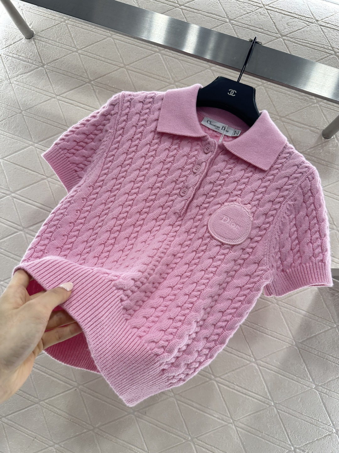 ♥Dio*♥2026新品上架 翻领麻花针织短袖定制YB羊绒纱线织造，质感高级，舒适柔软，翻领针织短袖剪裁