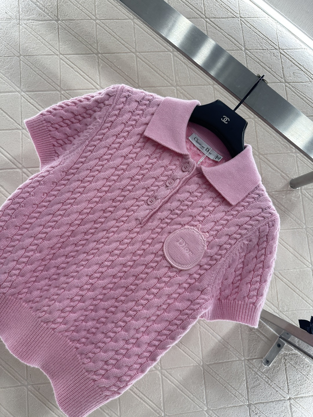 ♥Dio*♥2026新品上架 翻领麻花针织短袖定制YB羊绒纱线织造，质感高级，舒适柔软，翻领针织短袖剪裁