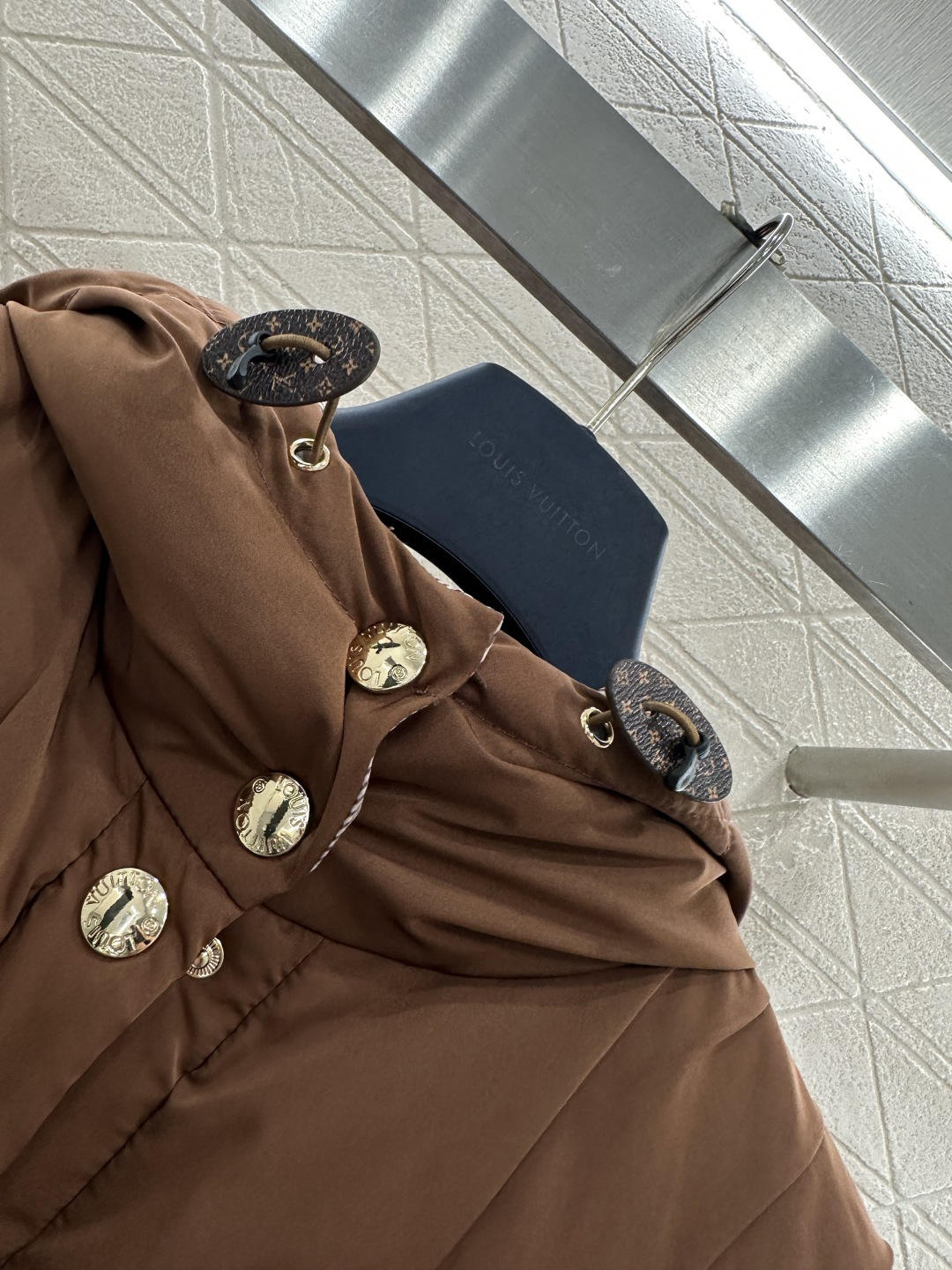 ♥Louis vuitto*♥2026新品上架 褶皱连帽羽绒服定制YB进口防风防水尼龙材质，其工艺还原，