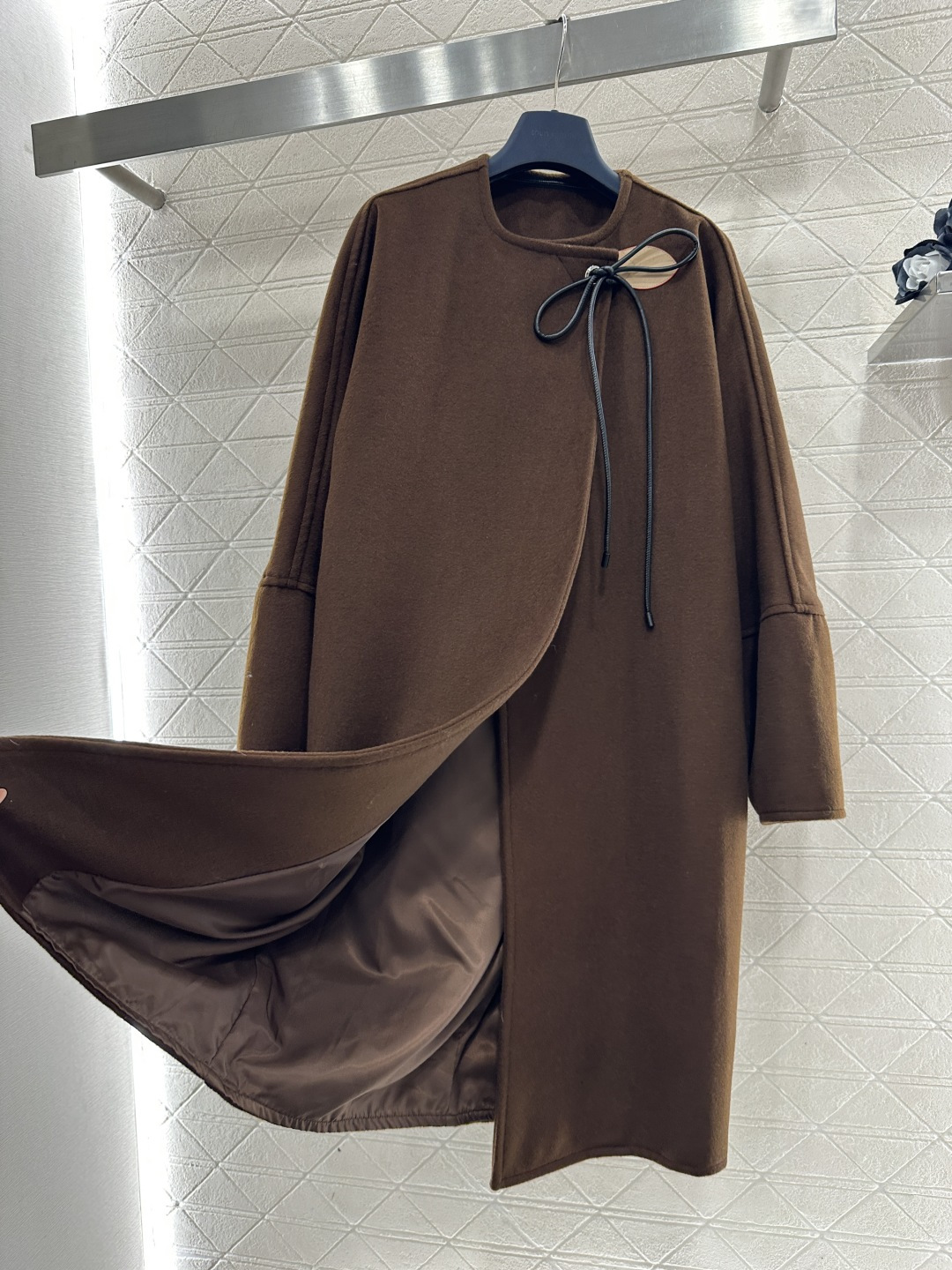 ♥Louis vuitto*♥2026新品上架 斜襟蝴蝶结皮绳长款大衣外套定制YB进口羊毛呢材质，质感上