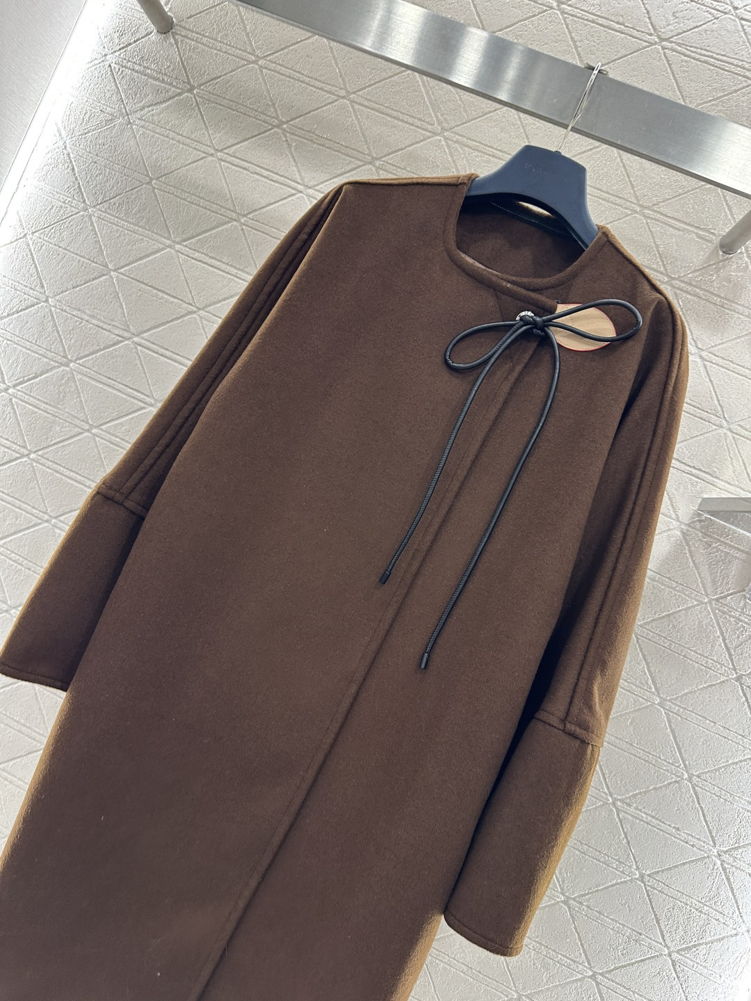 ♥Louis vuitto*♥2026新品上架 斜襟蝴蝶结皮绳长款大衣外套定制YB进口羊毛呢材质，质感上