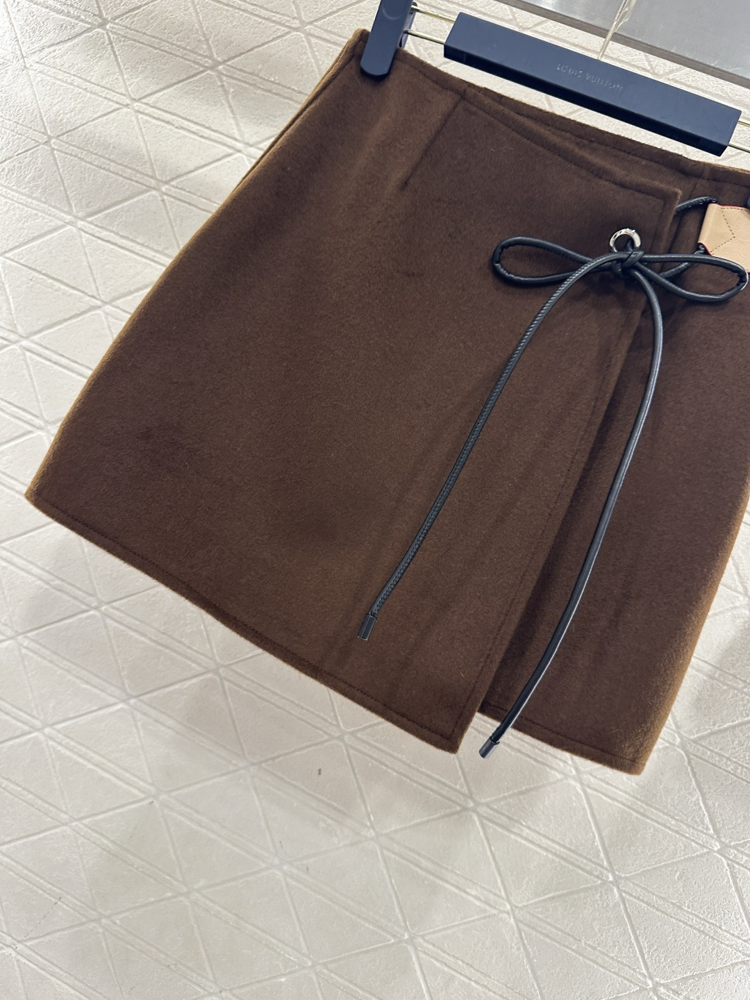 ♥Louis vuitto*♥2026新品上架 斜襟蝴蝶结皮绳外套半裙套装定制YB进口羊毛呢材质，质感上