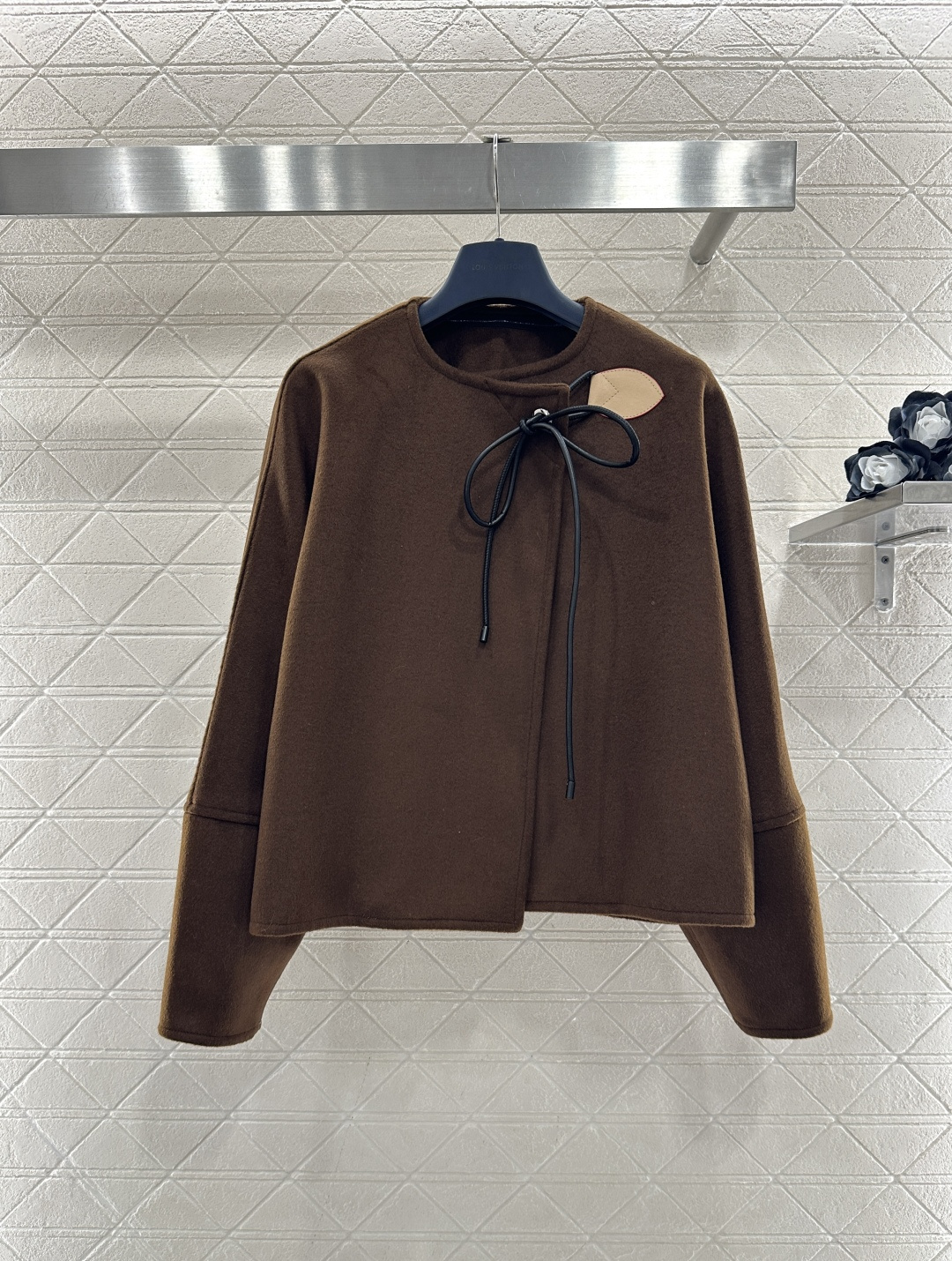 ♥Louis vuitto*♥2026新品上架 斜襟蝴蝶结皮绳外套半裙套装定制YB进口羊毛呢材质，质感上