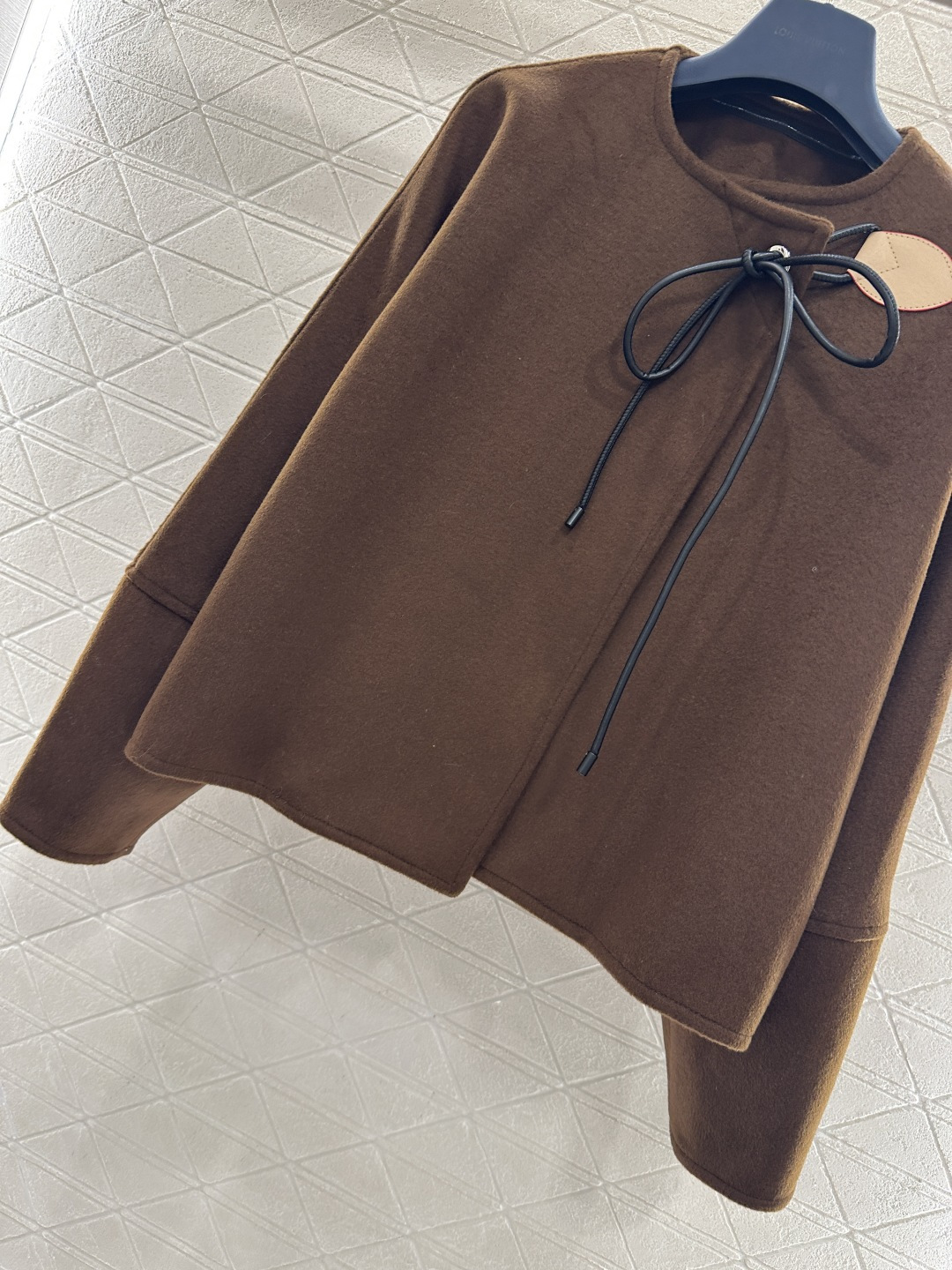 ♥Louis vuitto*♥2026新品上架 斜襟蝴蝶结皮绳外套半裙套装定制YB进口羊毛呢材质，质感上