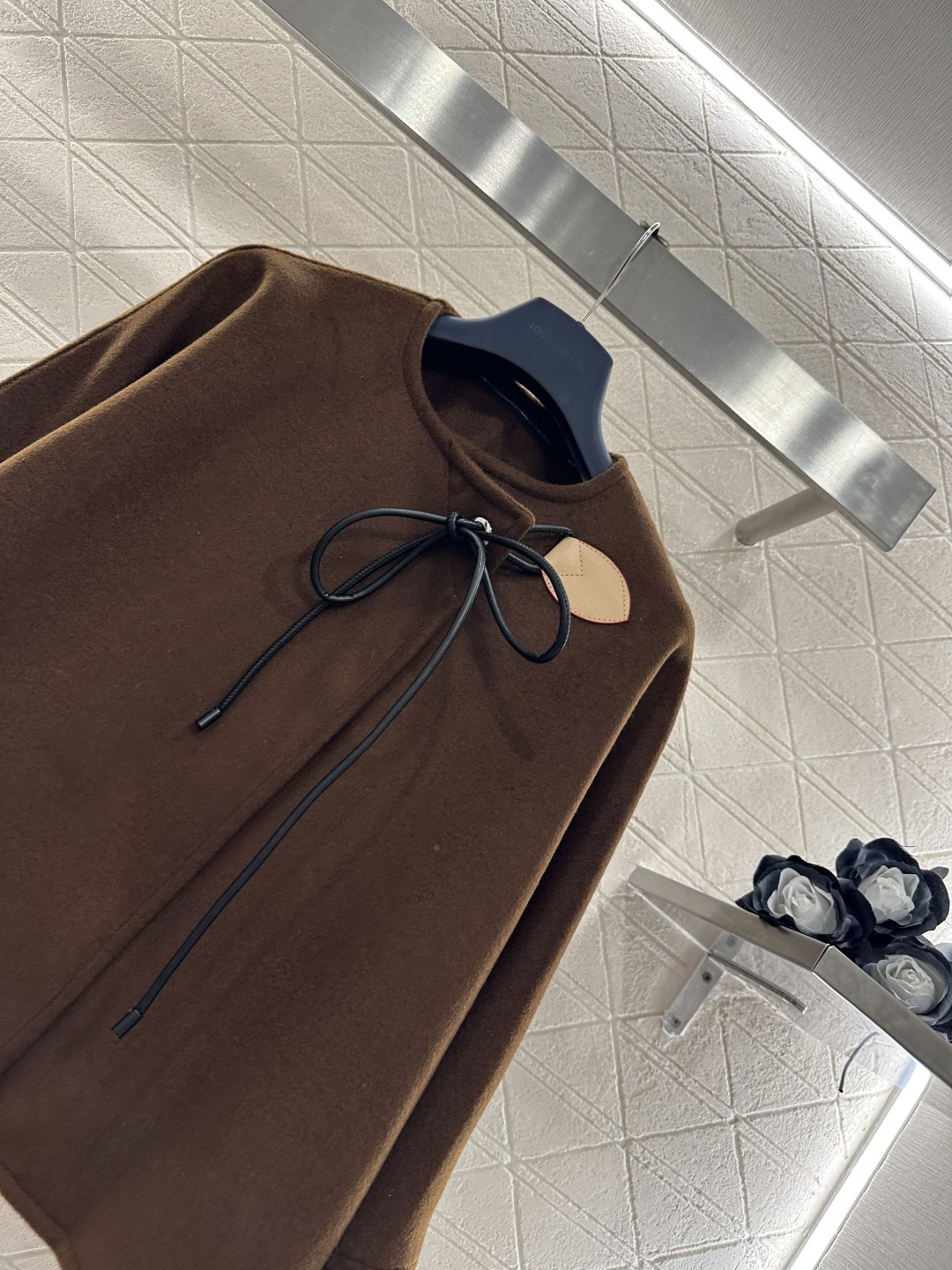 ♥Louis vuitto*♥2026新品上架 斜襟蝴蝶结皮绳外套半裙套装定制YB进口羊毛呢材质，质感上