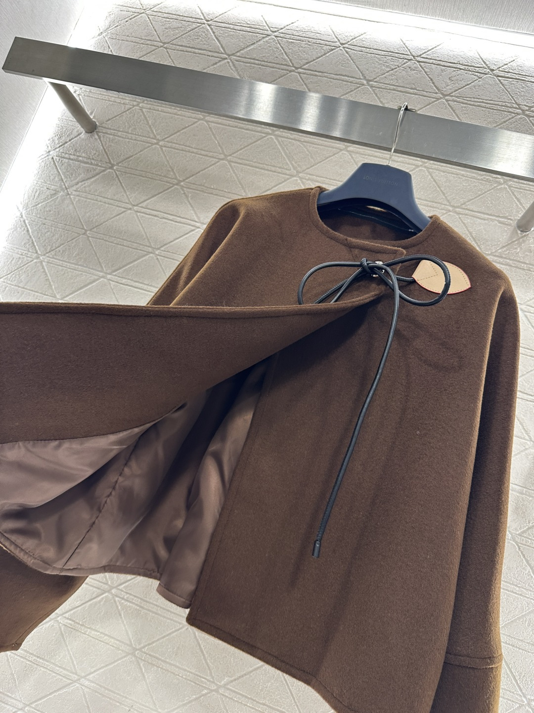 ♥Louis vuitto*♥2026新品上架 斜襟蝴蝶结皮绳外套半裙套装定制YB进口羊毛呢材质，质感上