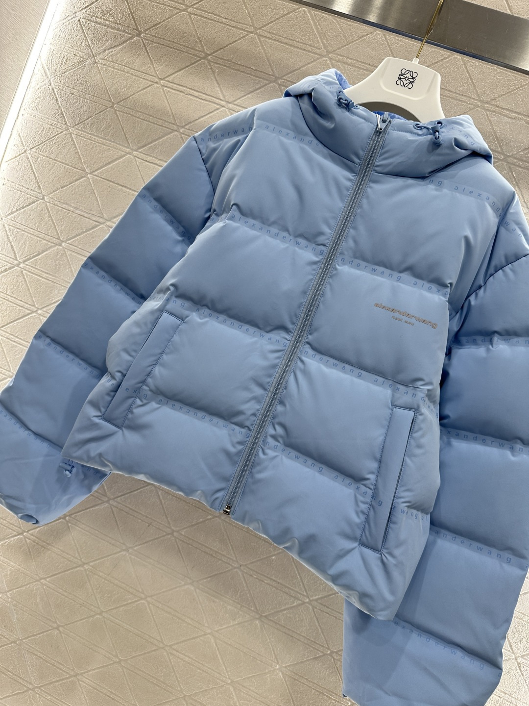 ♥Alexander wan*♥2025新品上架 连帽印花羽绒外套定制YB进口防风防水尼龙材质，其工艺还