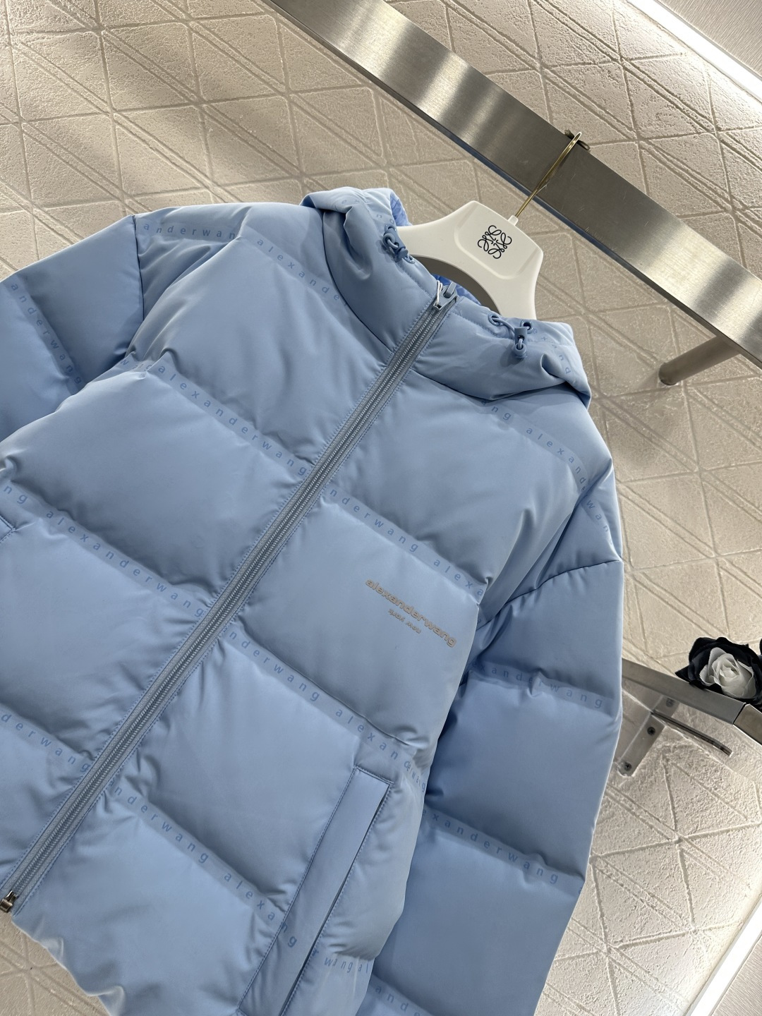 ♥Alexander wan*♥2025新品上架 连帽印花羽绒外套定制YB进口防风防水尼龙材质，其工艺还