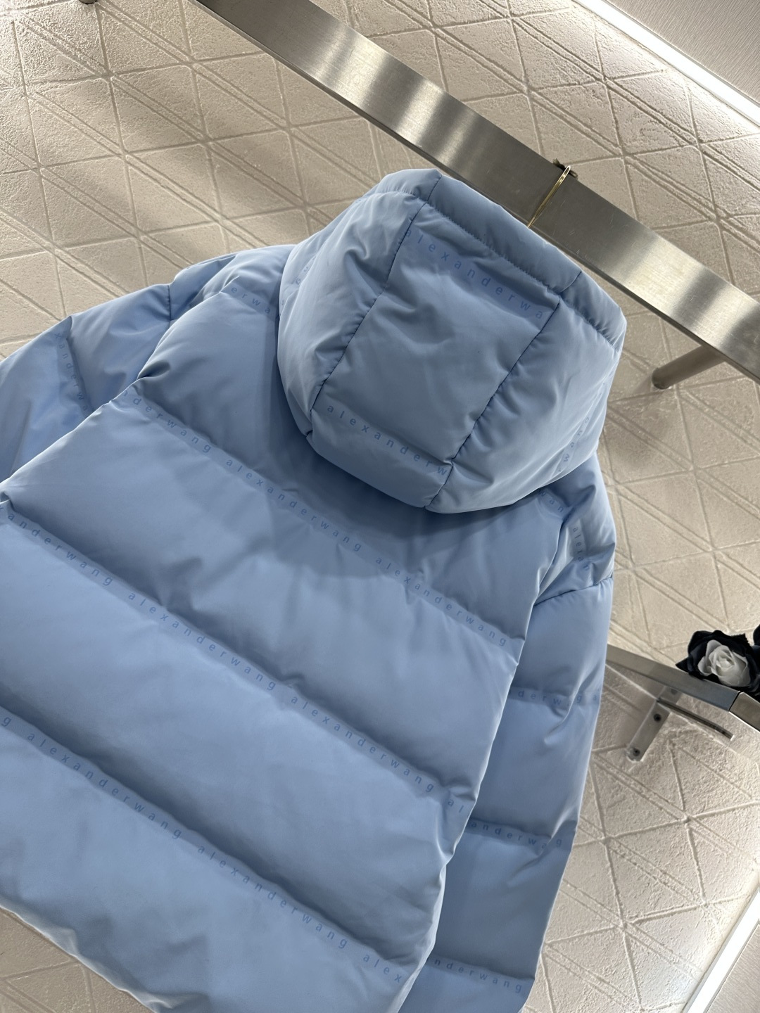 ♥Alexander wan*♥2025新品上架 连帽印花羽绒外套定制YB进口防风防水尼龙材质，其工艺还