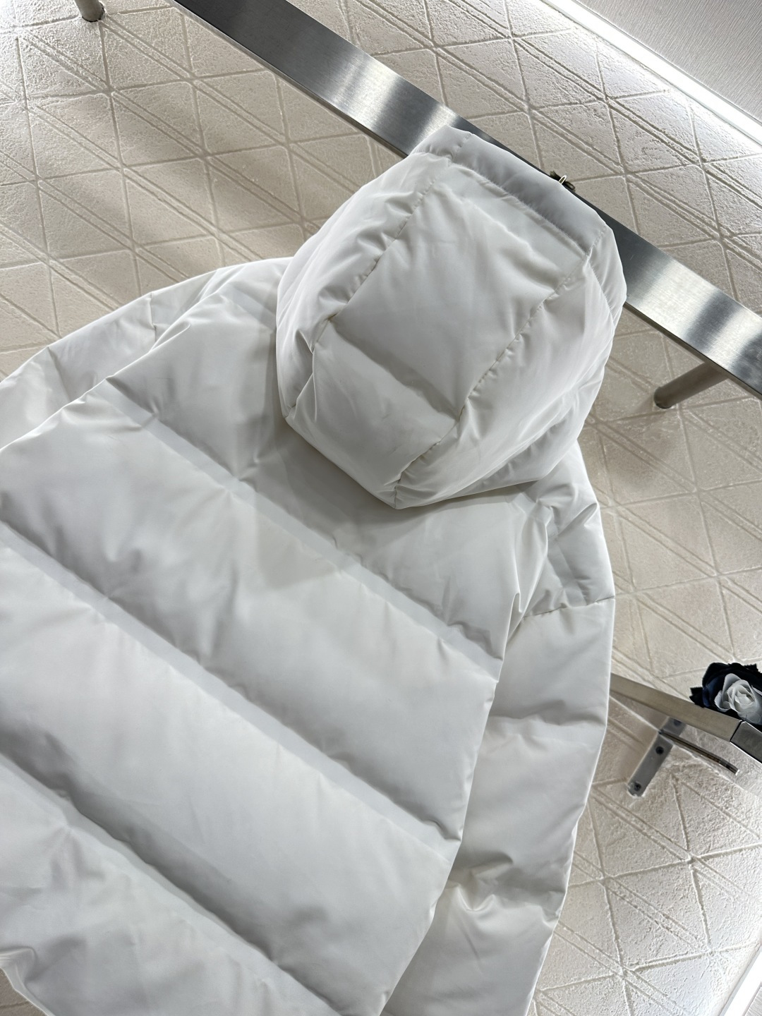 ♥Alexander wan*♥2025新品上架 连帽印花羽绒外套定制YB进口防风防水尼龙材质，其工艺还