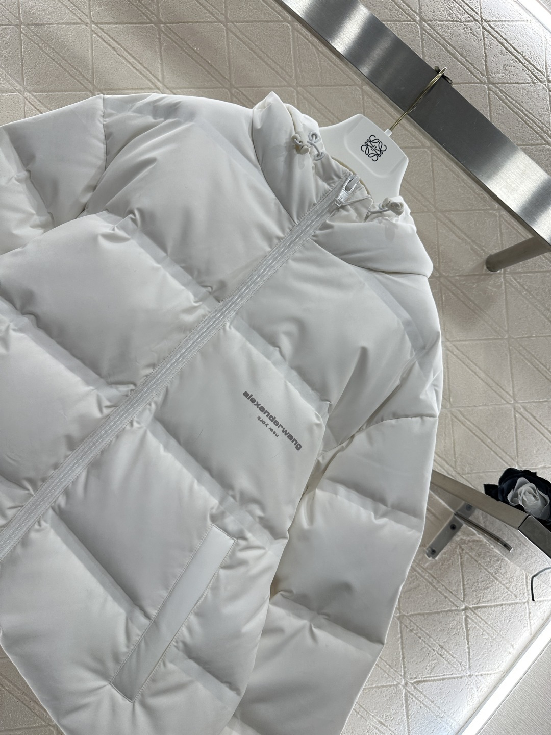♥Alexander wan*♥2025新品上架 连帽印花羽绒外套定制YB进口防风防水尼龙材质，其工艺还