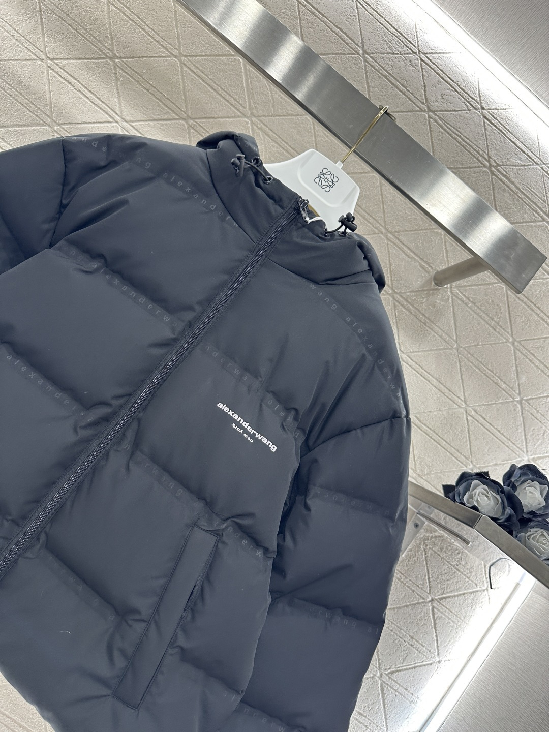 ♥Alexander wan*♥2025新品上架 连帽印花羽绒外套定制YB进口防风防水尼龙材质，其工艺还