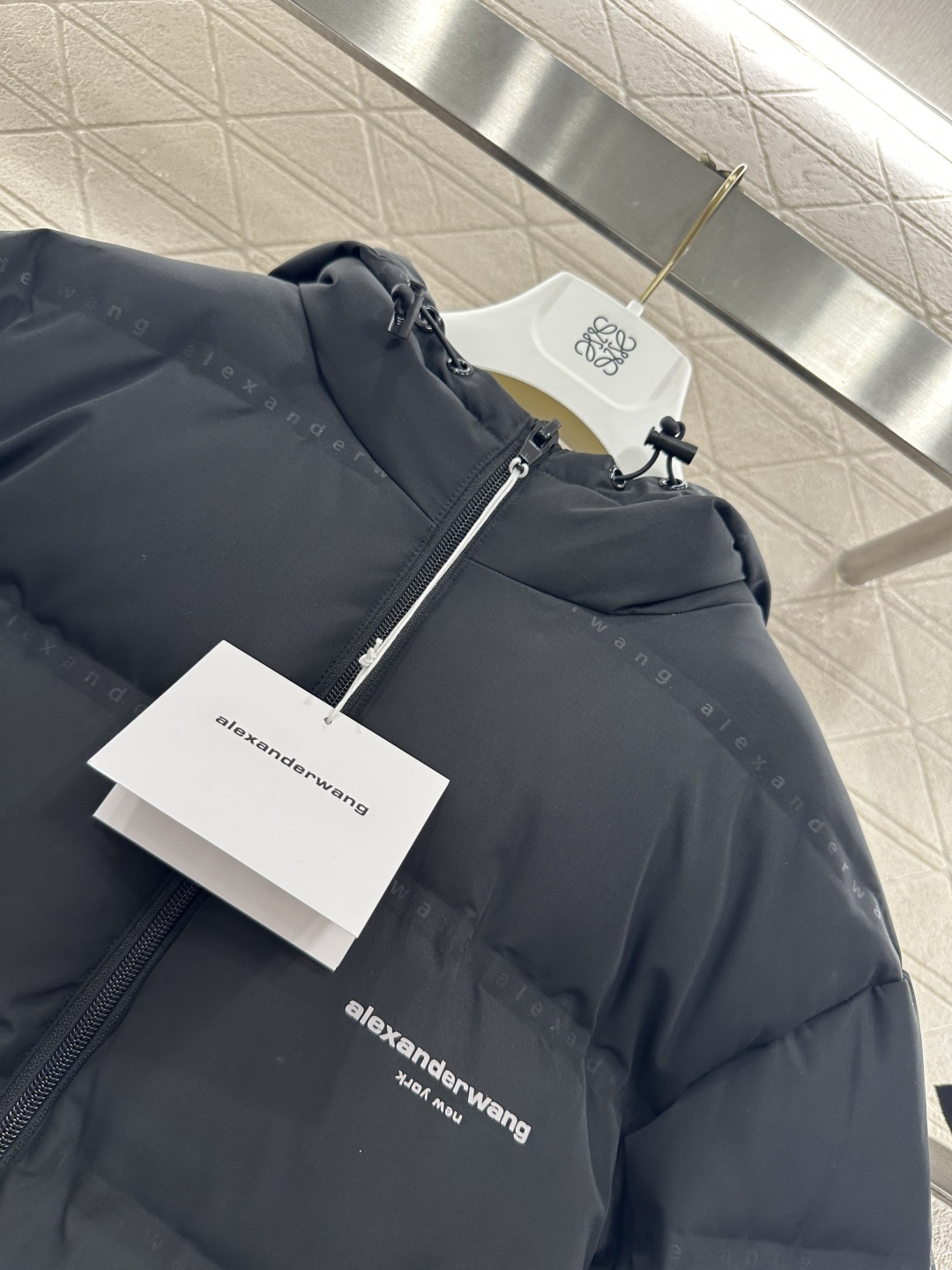 ♥Alexander wan*♥2025新品上架 连帽印花羽绒外套定制YB进口防风防水尼龙材质，其工艺还