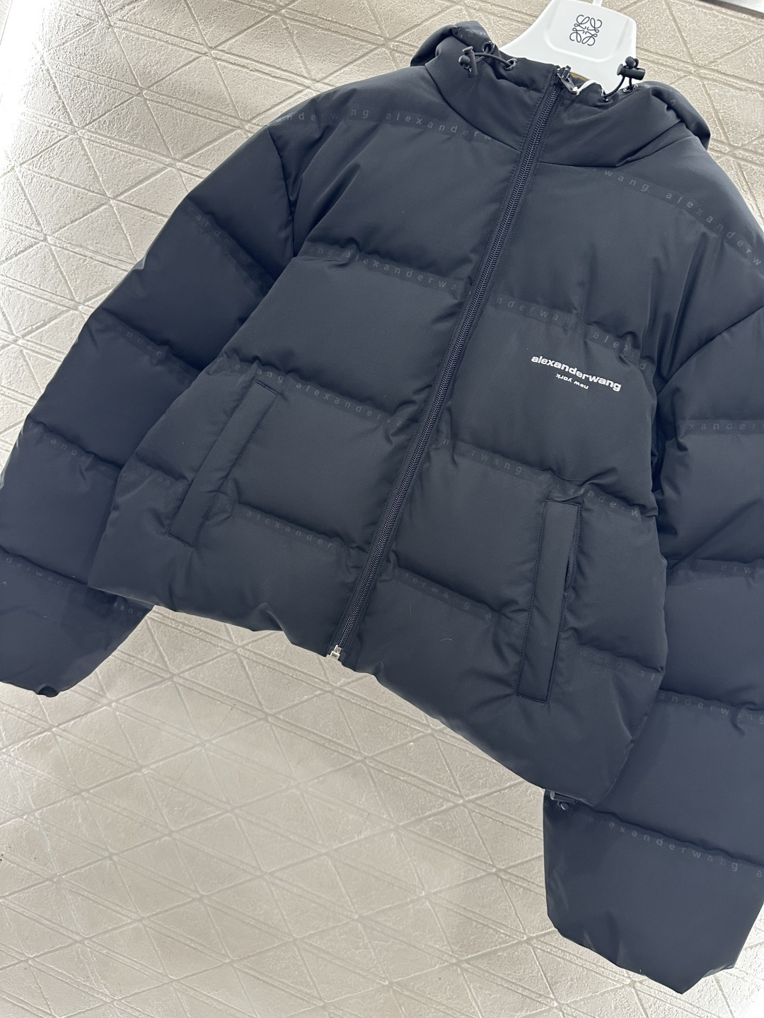 ♥Alexander wan*♥2025新品上架 连帽印花羽绒外套定制YB进口防风防水尼龙材质，其工艺还