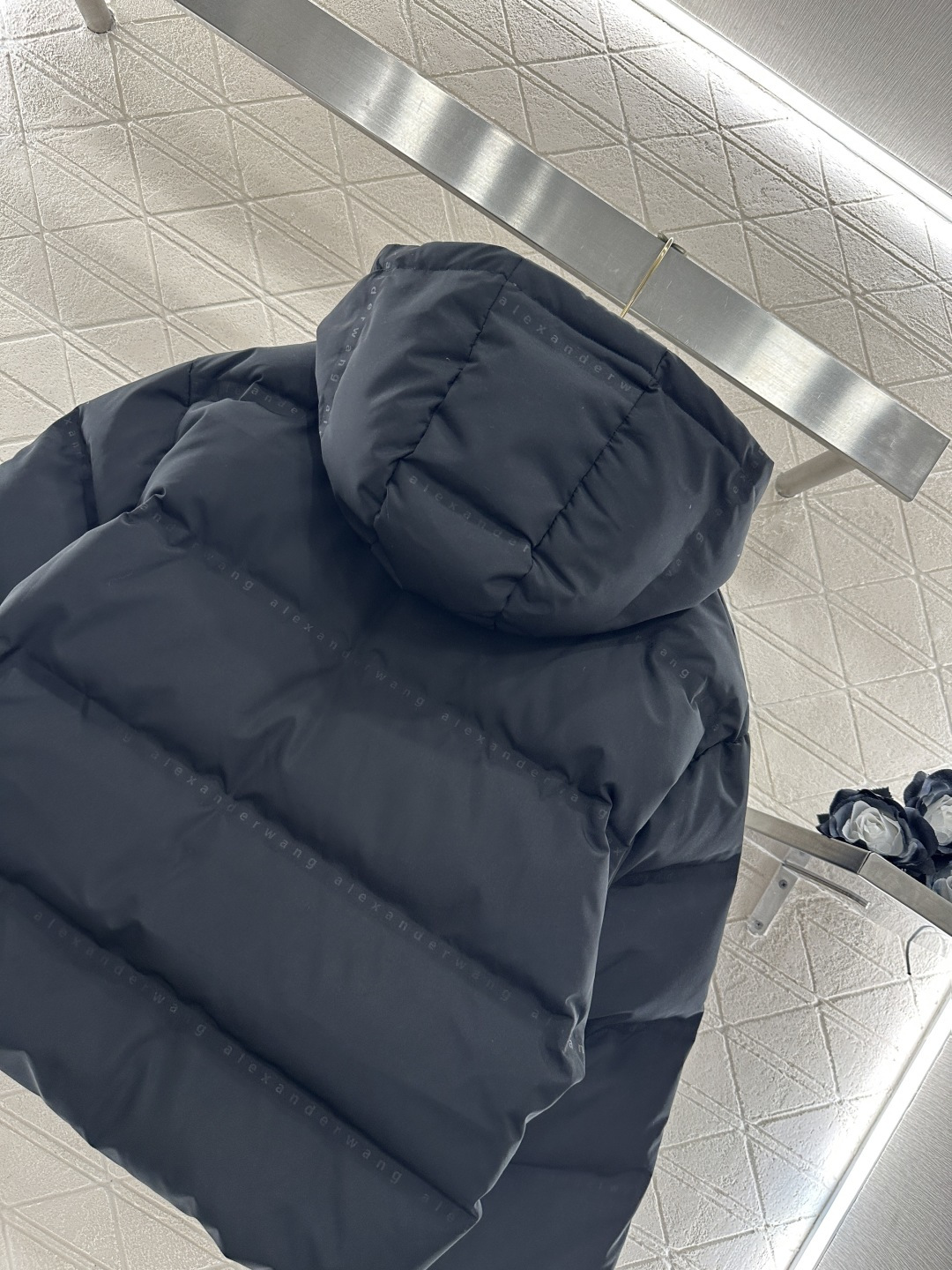♥Alexander wan*♥2025新品上架 连帽印花羽绒外套定制YB进口防风防水尼龙材质，其工艺还