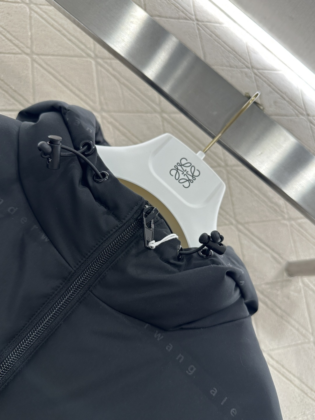 ♥Alexander wan*♥2025新品上架 连帽印花羽绒外套定制YB进口防风防水尼龙材质，其工艺还