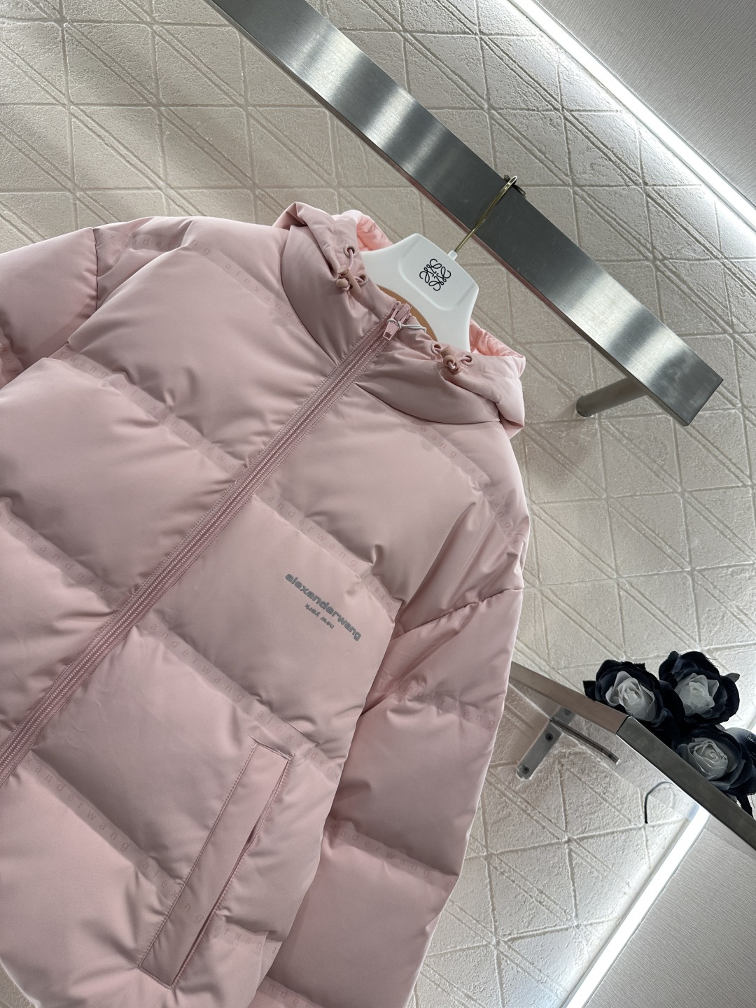 ♥Alexander wan*♥2025新品上架 连帽印花羽绒外套定制YB进口防风防水尼龙材质，其工艺还