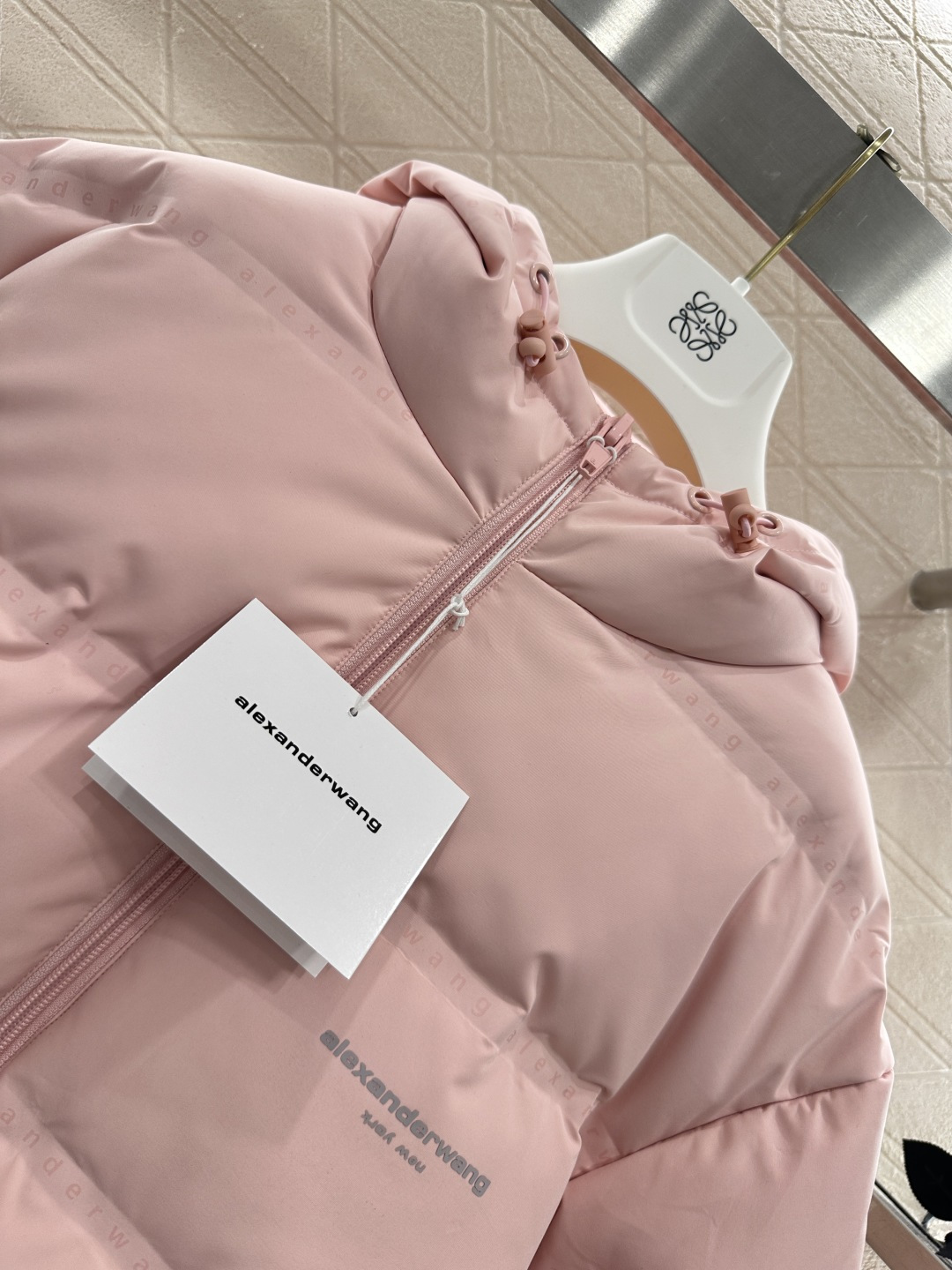 ♥Alexander wan*♥2025新品上架 连帽印花羽绒外套定制YB进口防风防水尼龙材质，其工艺还