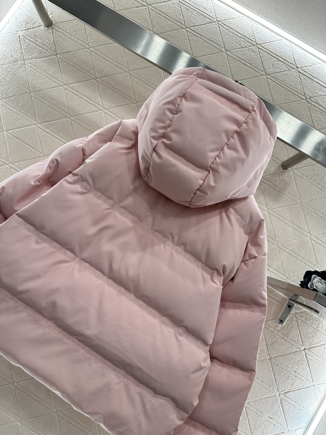 ♥Alexander wan*♥2025新品上架 连帽印花羽绒外套定制YB进口防风防水尼龙材质，其工艺还