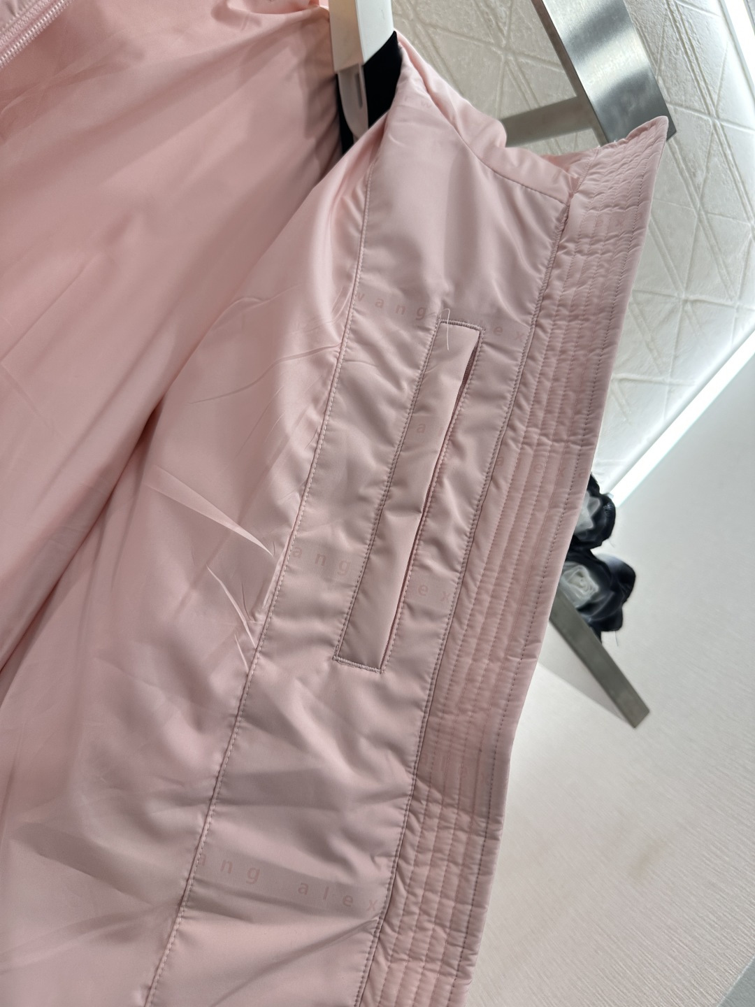 ♥Alexander wan*♥2025新品上架 连帽印花羽绒外套定制YB进口防风防水尼龙材质，其工艺还